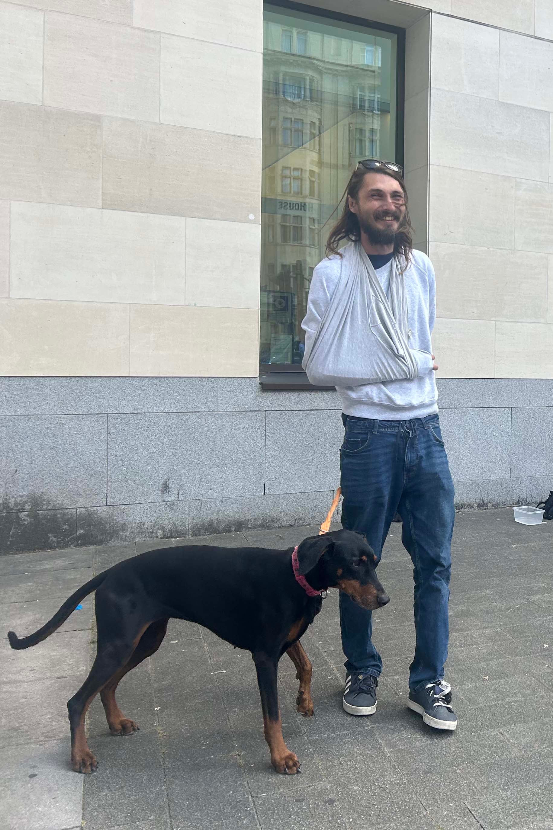 Alex Jenkinson, de 39 años, posa frente al Tribunal de Magistrados de Westminster con su perra, Indie