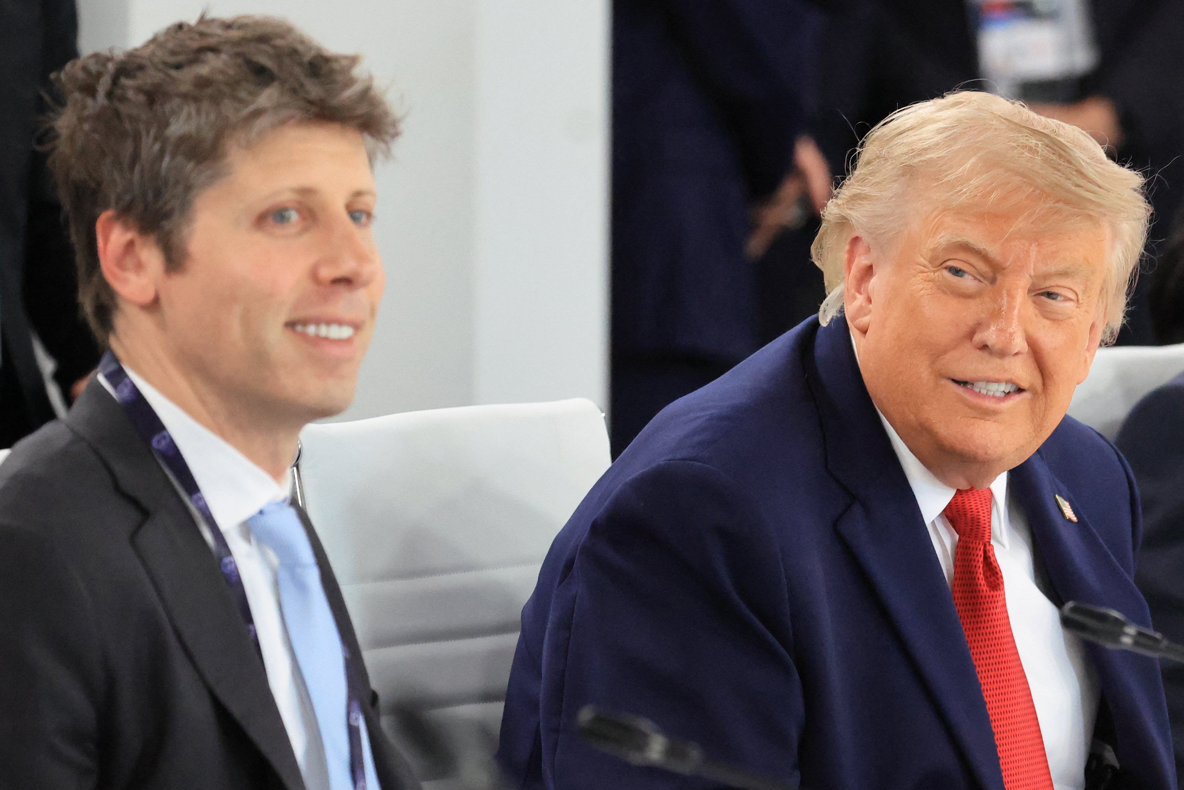 Trump junto al director ejecutivo de OpenAI, Sam Altman, durante un almuerzo de trabajo con miembros del G7 en Évian, Francia, el 17 de junio de 2026. El presidente sostiene que la inteligencia artificial no necesita salvaguardas adicionales mientras él esté en la Casa Blanca
