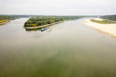 Rumania hunde barcazas en el Danubio para mantener reactor nuclear en marcha