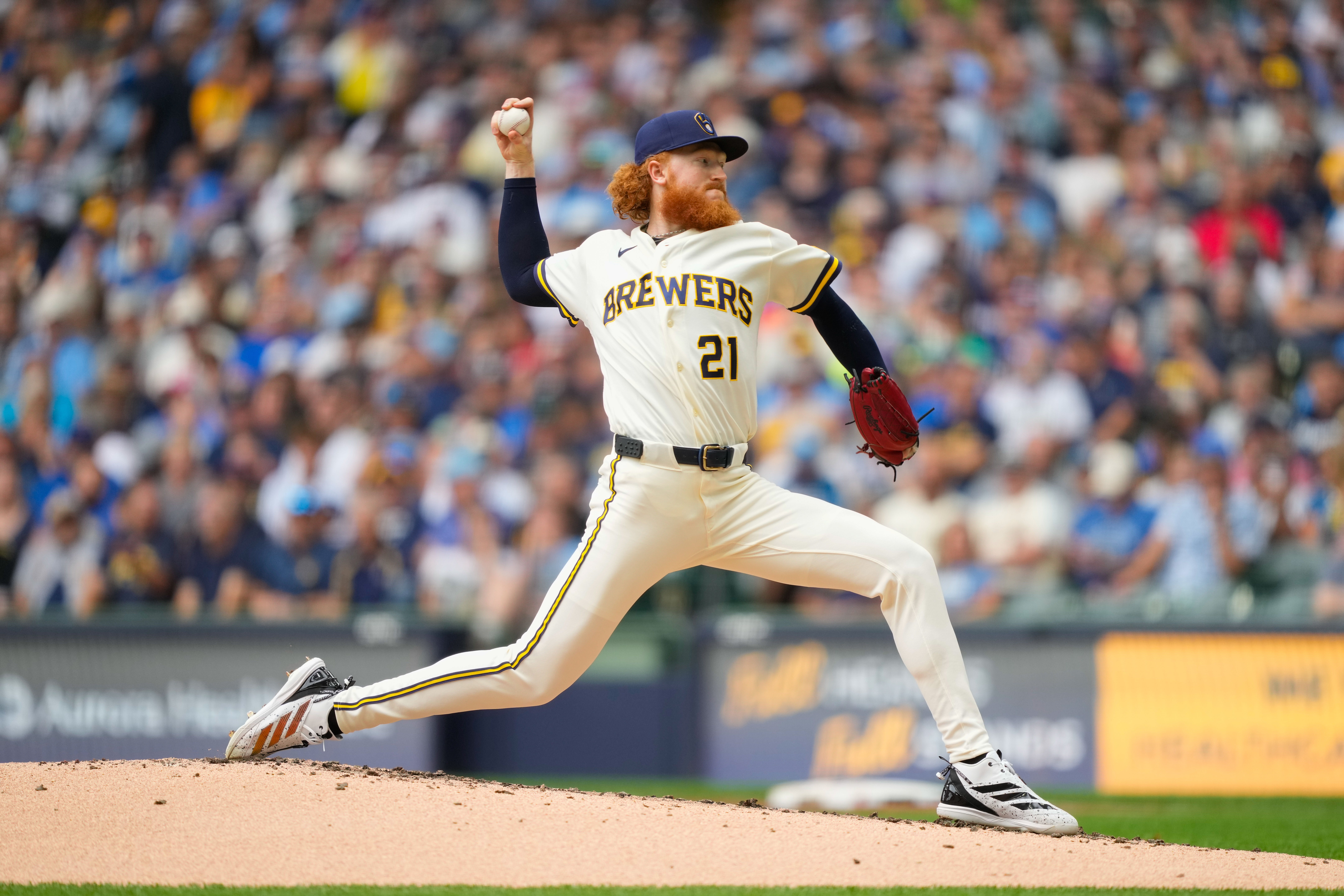 El lanzador de los Cerveceros de Milwaukee, Dustin May, lanza durante la tercera entrada de un partido de béisbol contra los Piratas de Pittsburgh, el jueves 6 de agosto de 2026, en Milwaukee