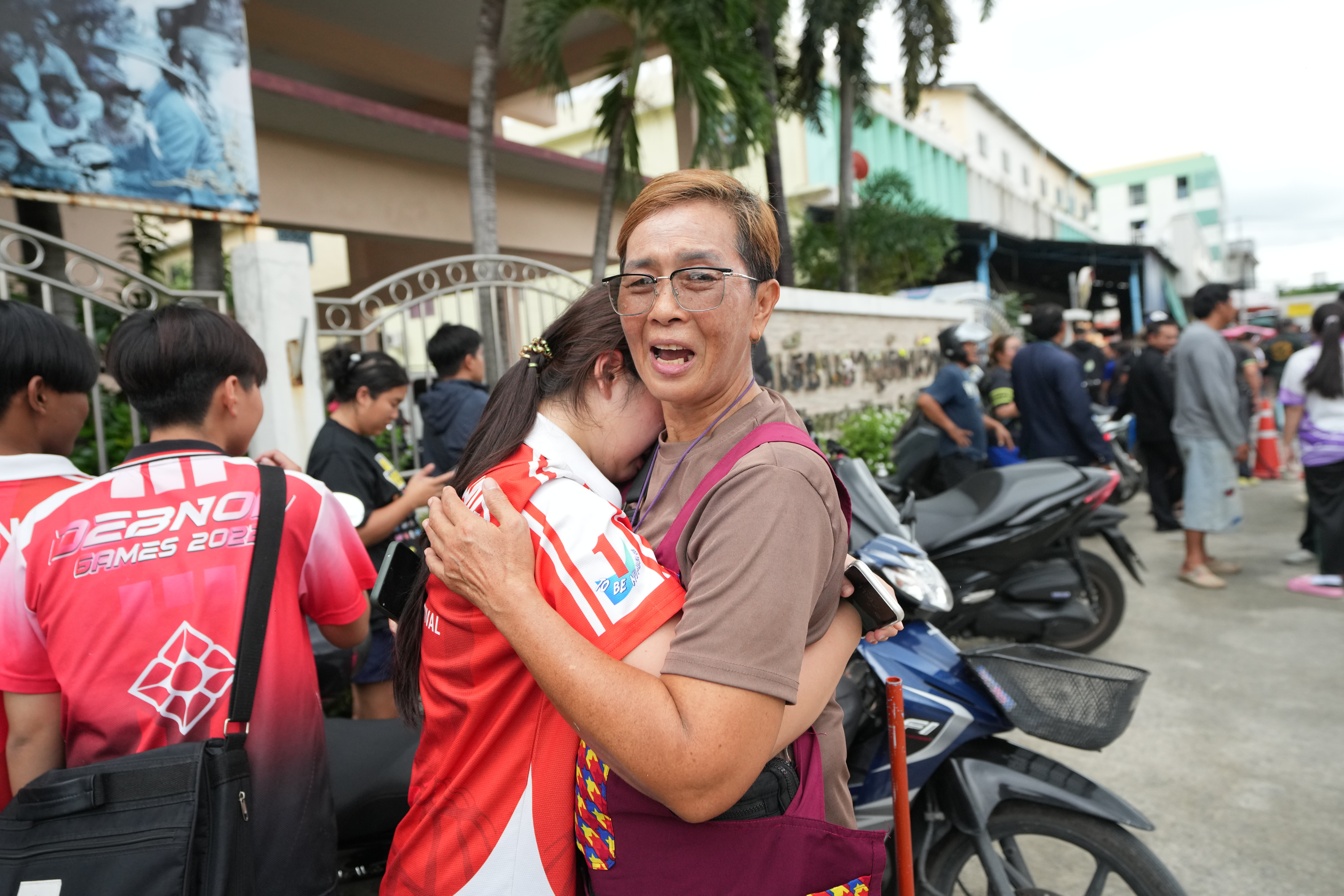 Una estudiante llora frente a su escuela, donde se reportaron muertos y heridos tras un tiroteo en la provincia tailandesa de Nonthaburi el viernes