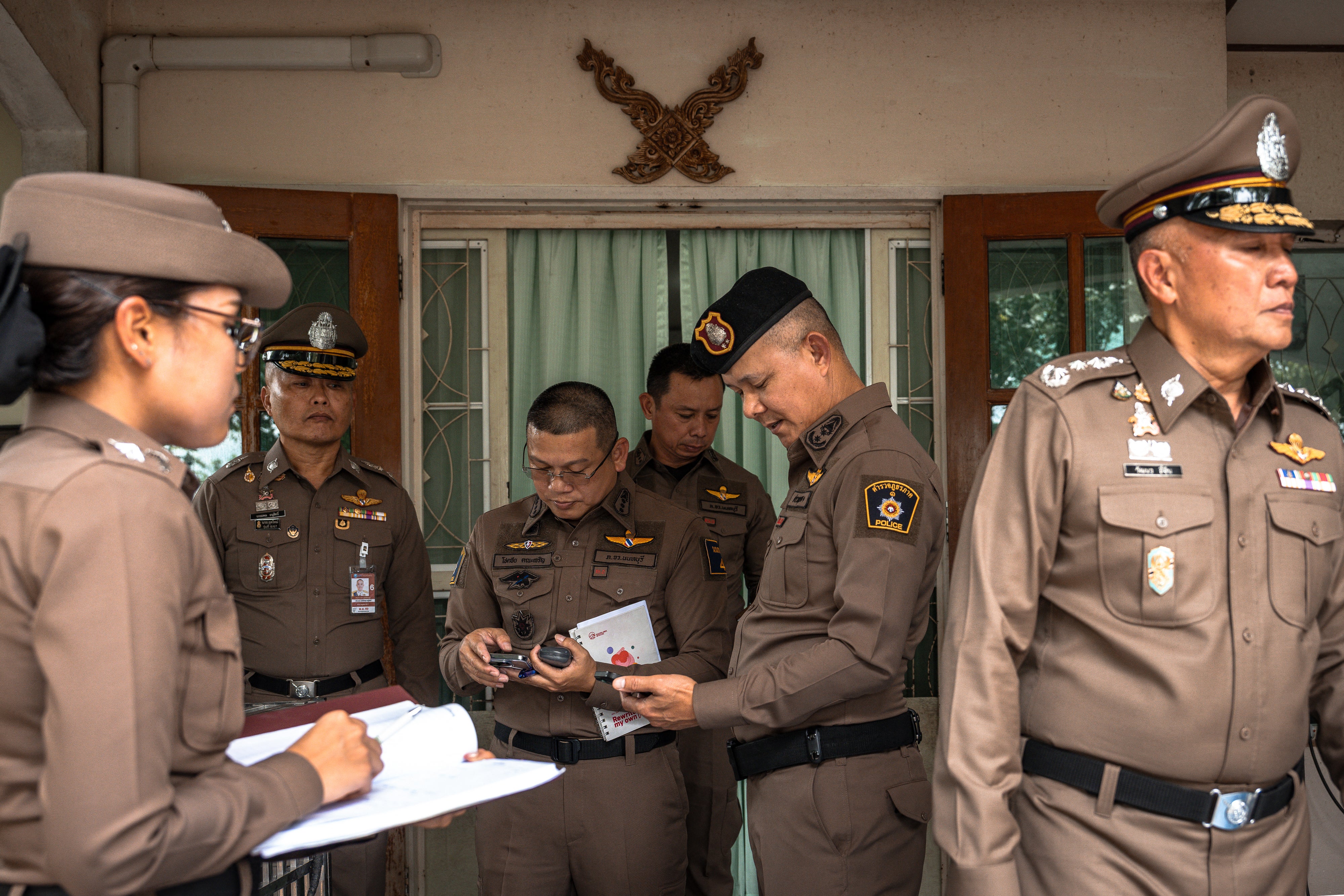La policía se reúne frente a la casa donde se sospecha que un adolescente mató a sus abuelos antes de llevar a cabo un tiroteo en una escuela en la provincia de Nonthaburi, al norte de Tailandia