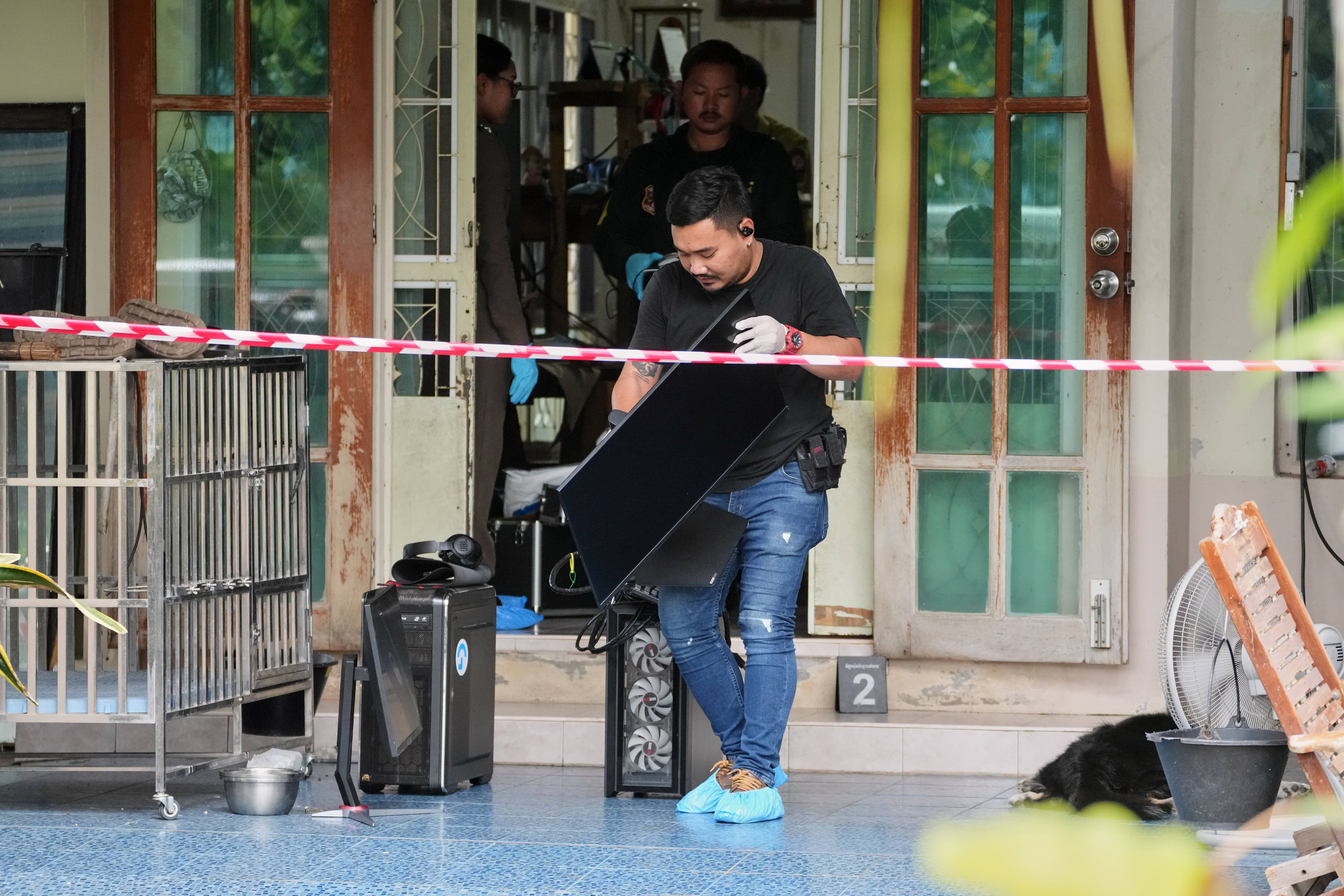 La policía se lleva computadoras de la casa de un estudiante que disparó a varias personas