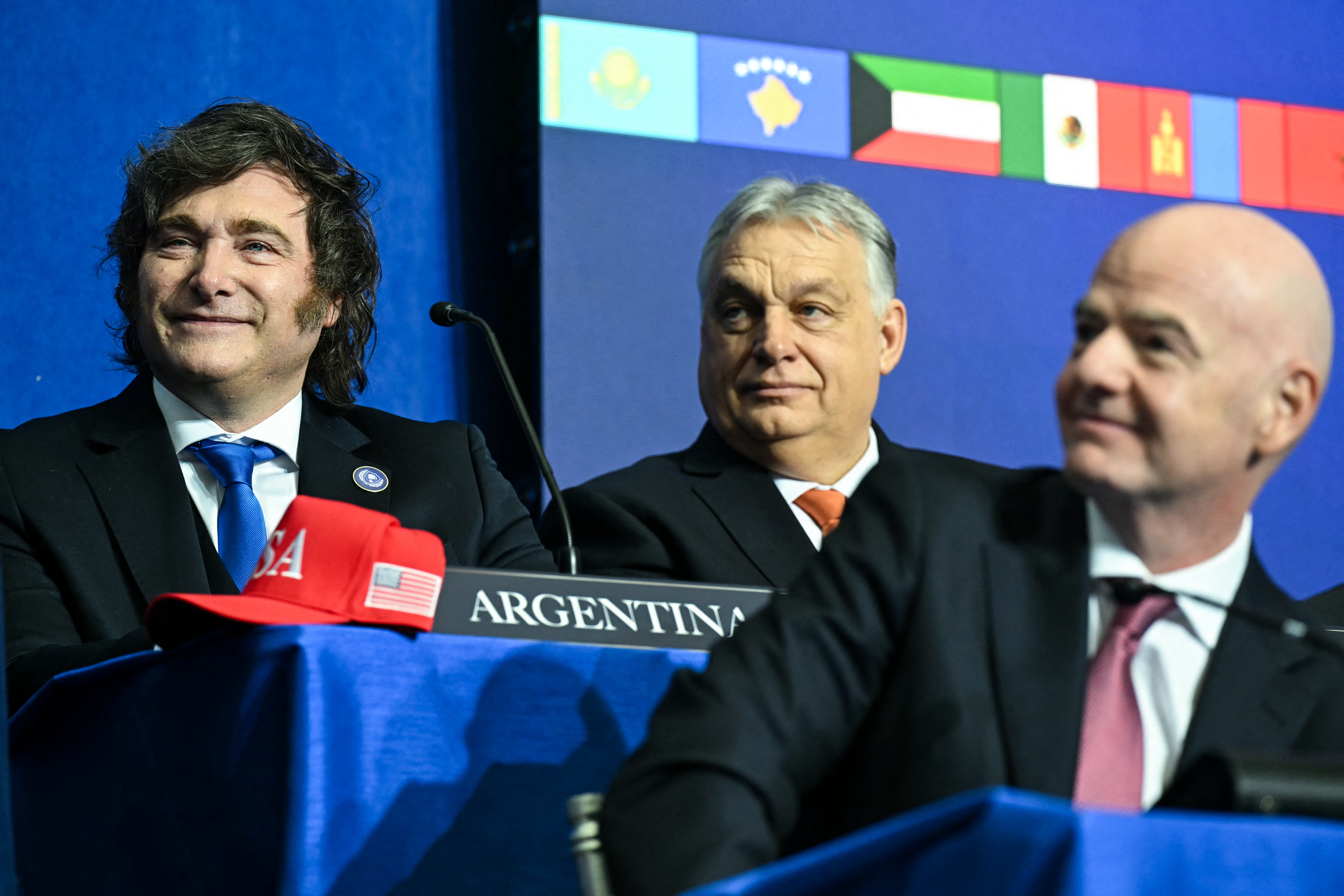 El presidente de Argentina, Javier Milei (izquierda), junto a Gianni Infantino durante el "Consejo por la Paz", organizado por el presidente de Estados Unidos, Donald Trump