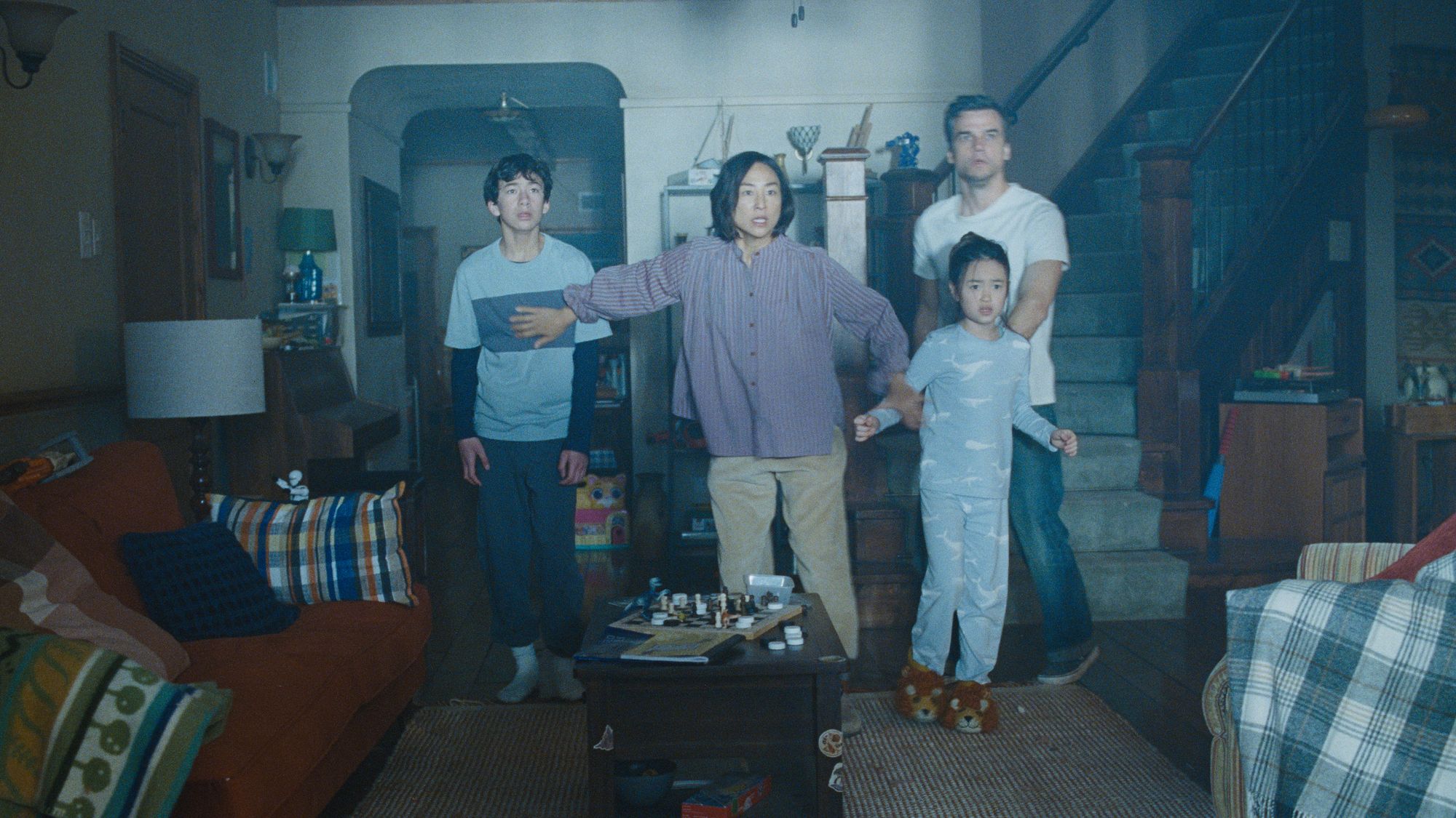 Greta Lee y Wagner Moura protagonizan ‘The Last House’, en el papel de una pareja que de repente se ve encerrada en su casa junto con sus dos hijos