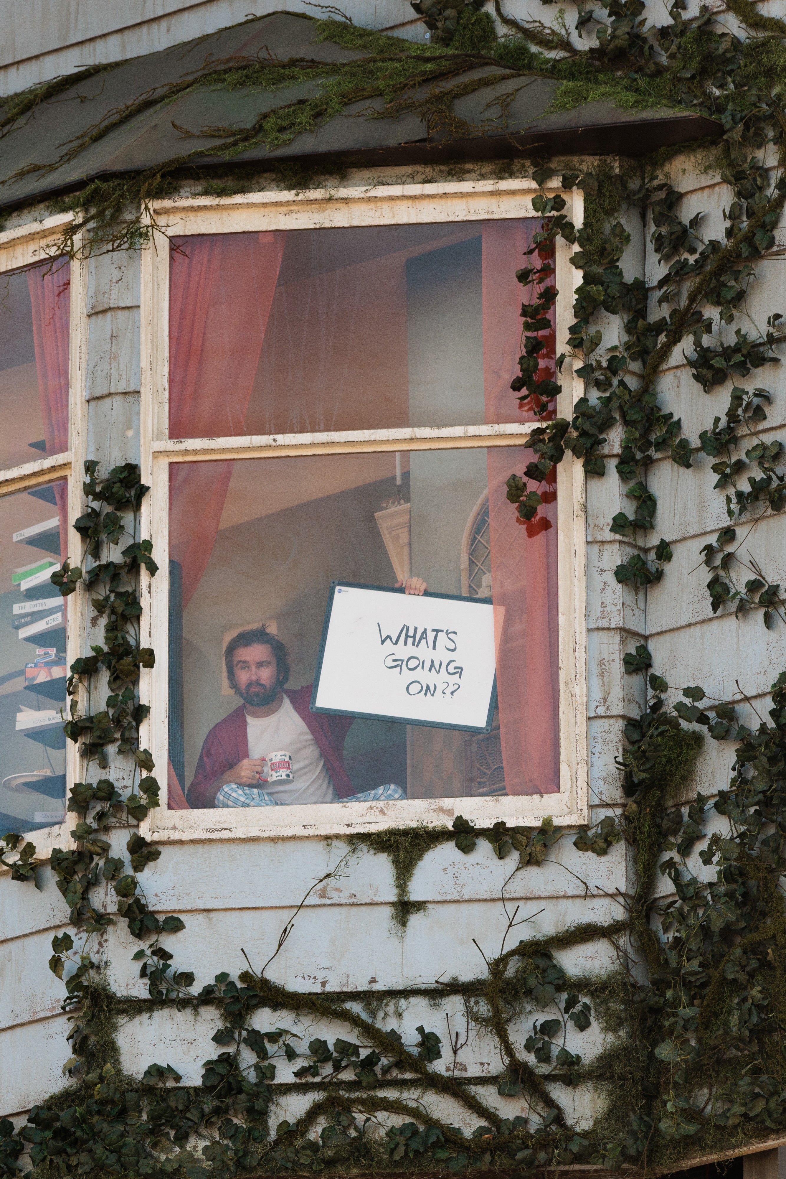 Netflix encerró a un hombre de verdad dentro de una valla publicitaria para promocionar su nuevo thriller, ‘The Last House’