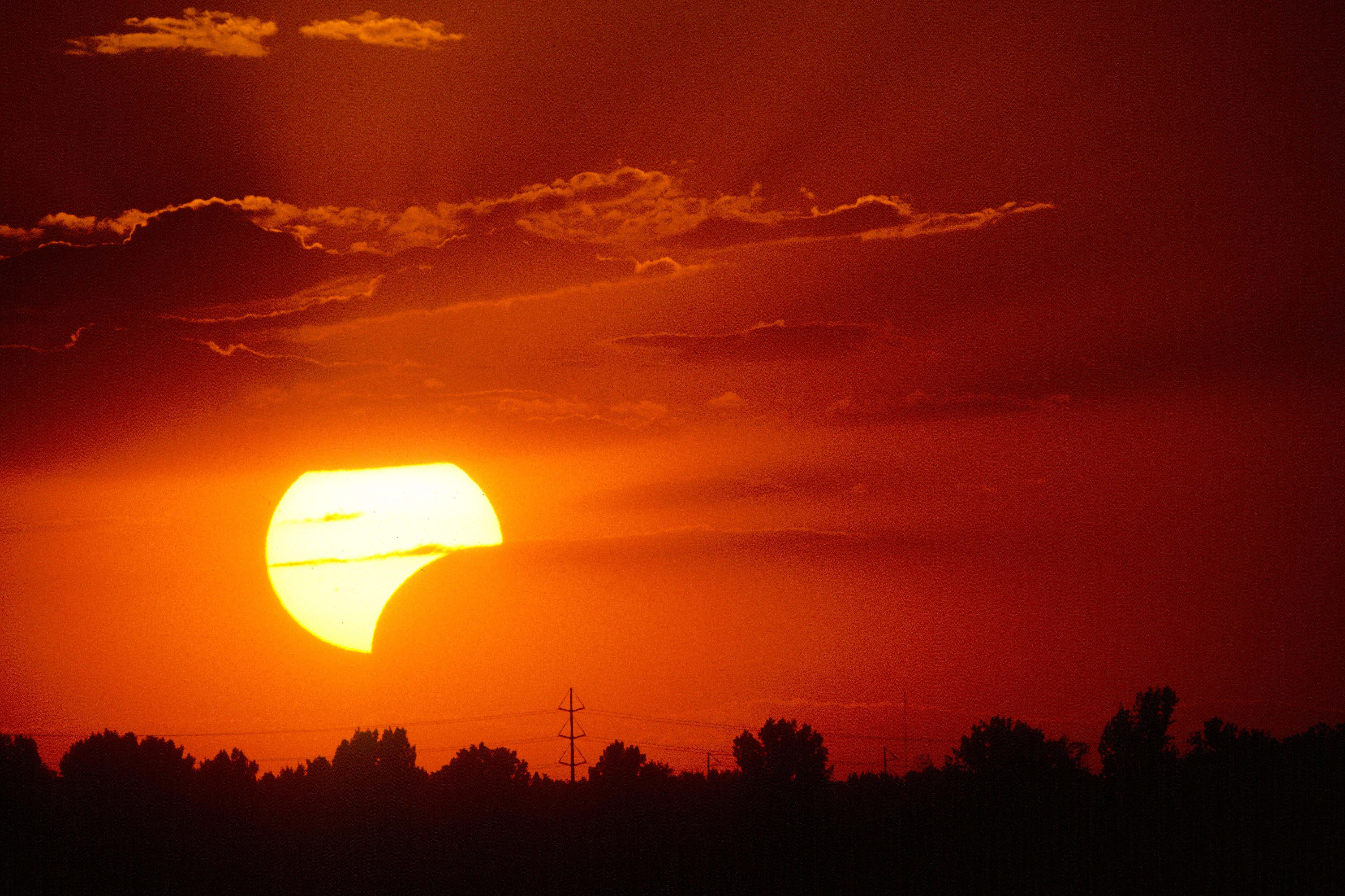 Un eclipse solar parcial sobre Boise, Idaho. Este fenómeno ocurre cuando el Sol, la Luna y la Tierra no quedan alineados por completo