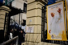 Católicos argentinos rezan para que pronta visita de León XIV alivie sus penurias económicas