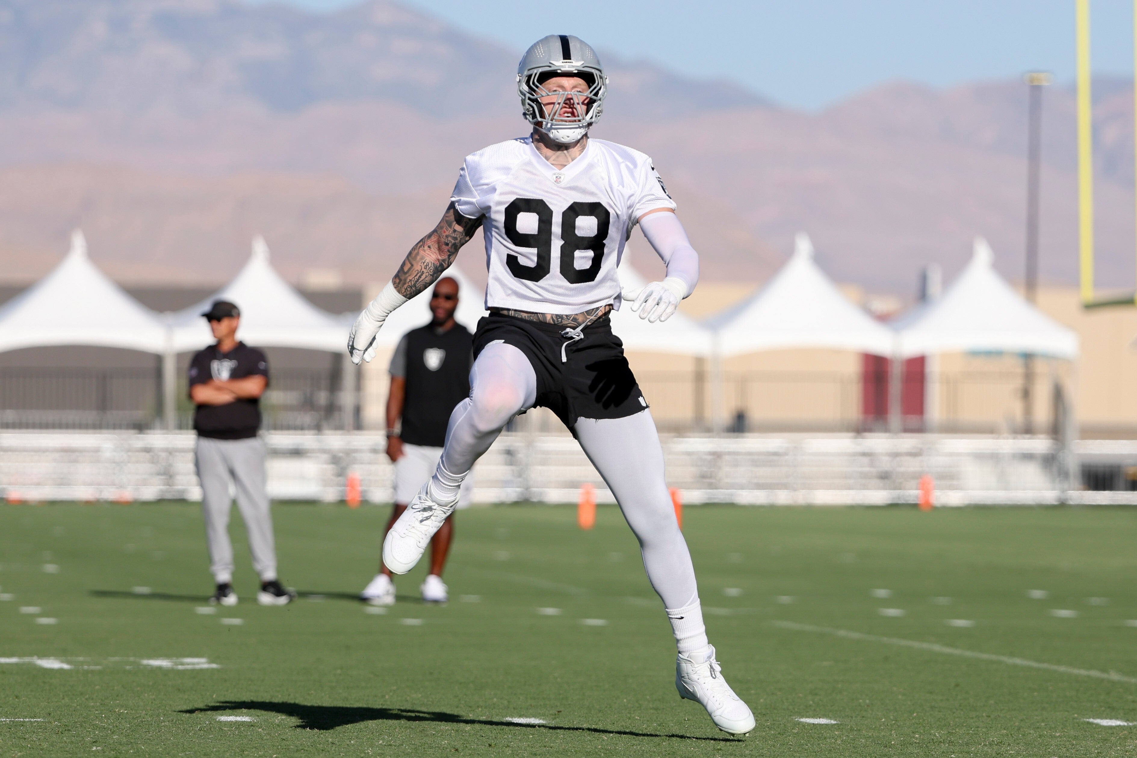 RAIDERS-COUSINS-CROSBY PELEA