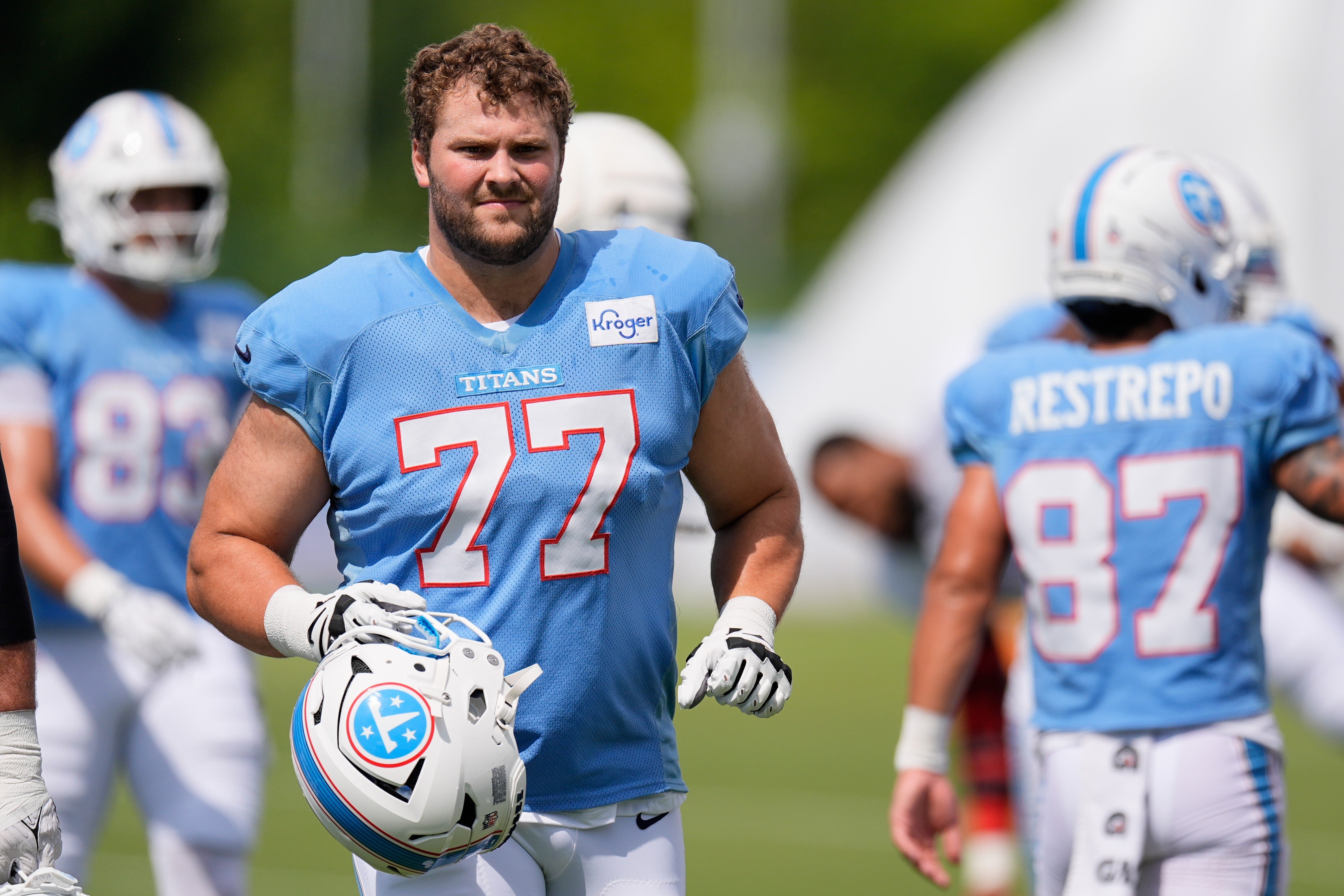 Titans aseguran a Peter Skoronski con una gran extensión como el guardia mejor pagado de la NFL