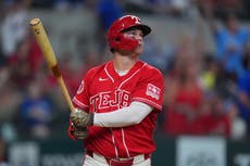 Jonrón de 2 carreras de Pederson en la 6ta da triunfo a Rangers, 2-1 sobre Orioles
