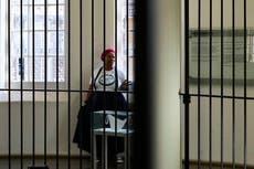 70 años después de revelarse contra el apartheid, mujeres sudafricanas dicen que falta libertad