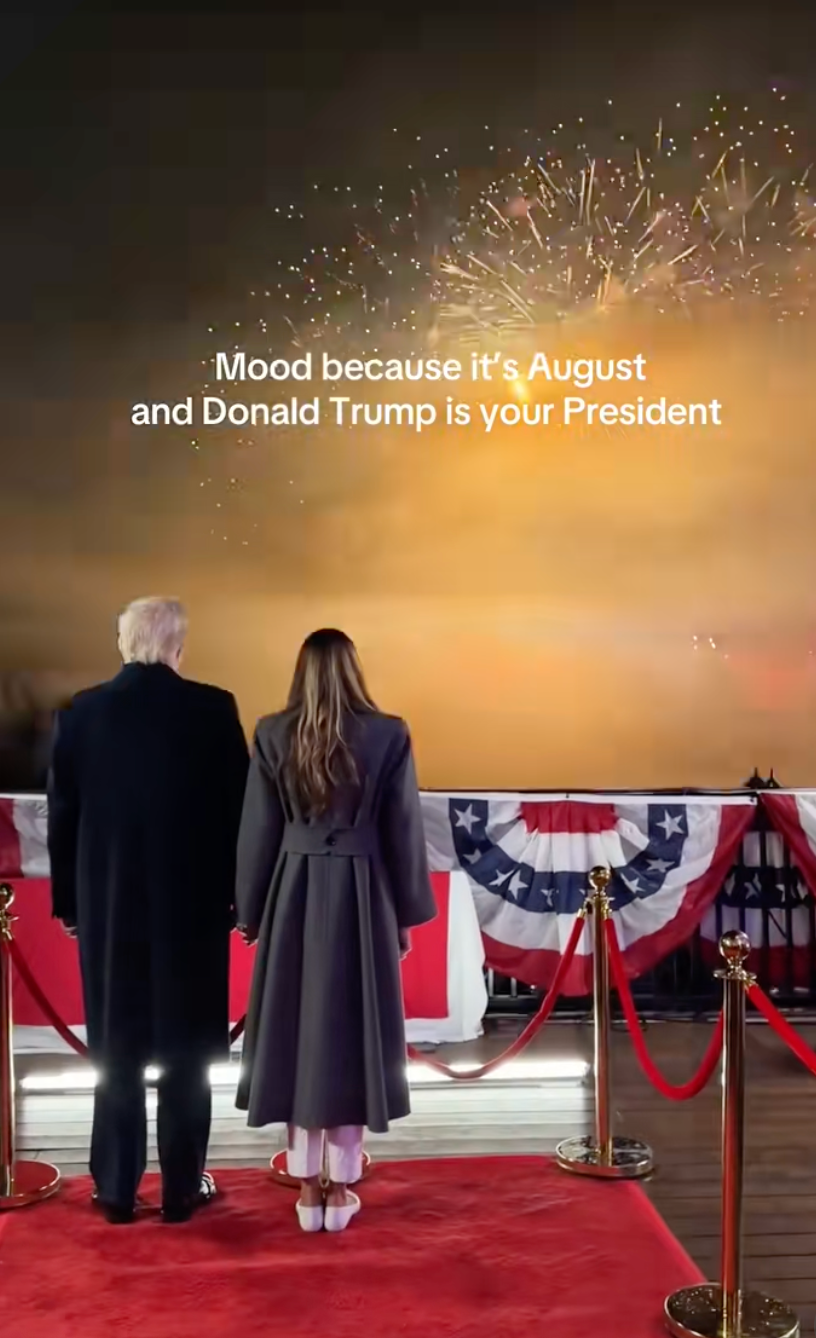 La cuenta de TikTok @TeamTrump publicó un video de Donald y Melania Trump observando fuegos artificiales desde un balcón, acompañado por la canción ‘August’, de Taylor Swift