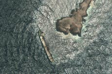Petrolero con fuga varado frente a costa de Omán se hunde cada vez más, según imágenes satelitales