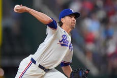 Jacob deGrom poncha a 9 y Rangers vencen a Orioles para su 4ta victoria seguida