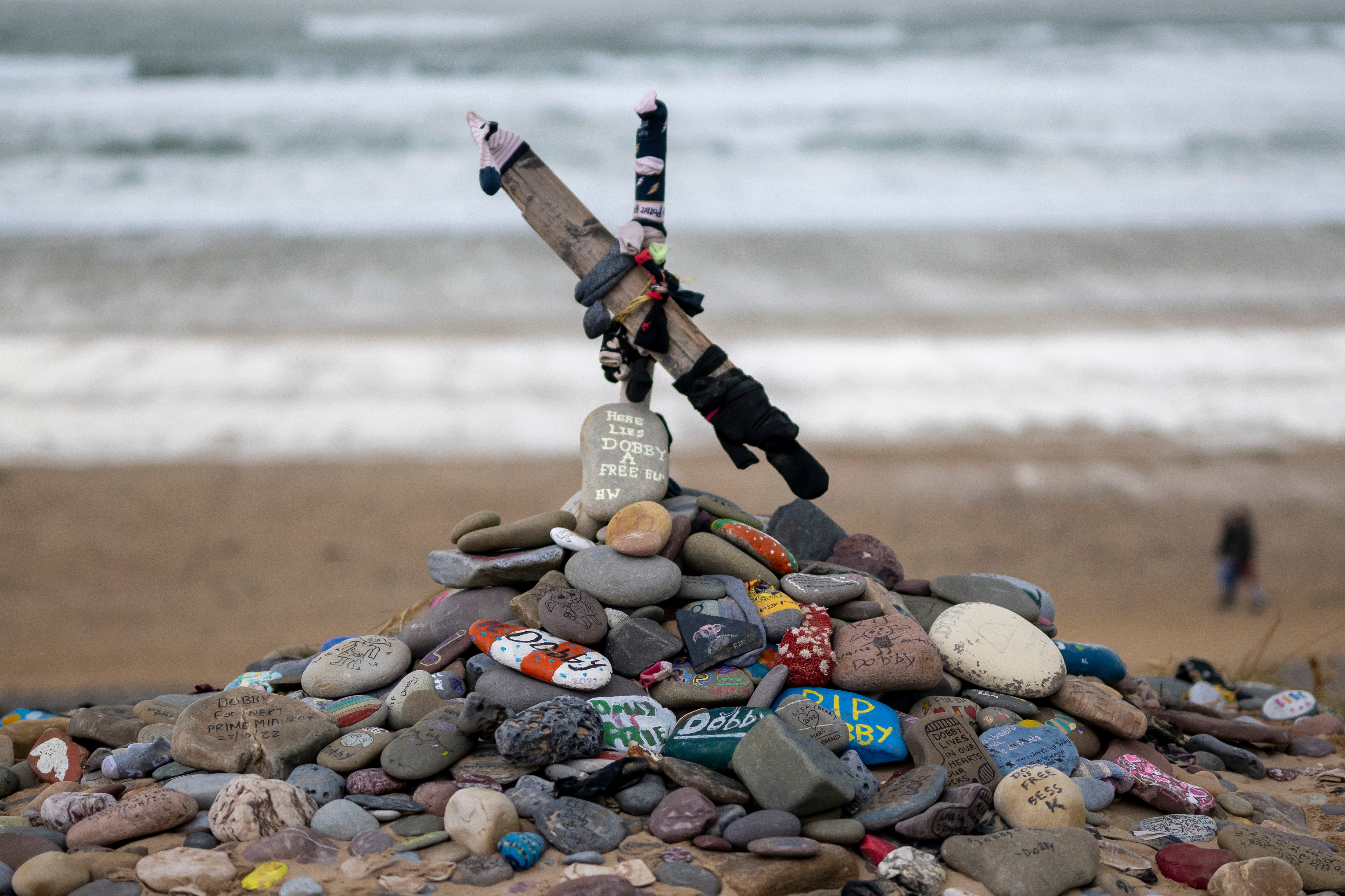 Un monumento en memoria de Dobby, un elfo doméstico ficticio de las novelas y películas fantásticas de ‘Harry Potter’, en una playa de Freshwater West, en Gales, Reino Unido