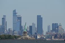 Vuelca bote en el puerto de Nueva York; mueren una mujer y su bebé de meses