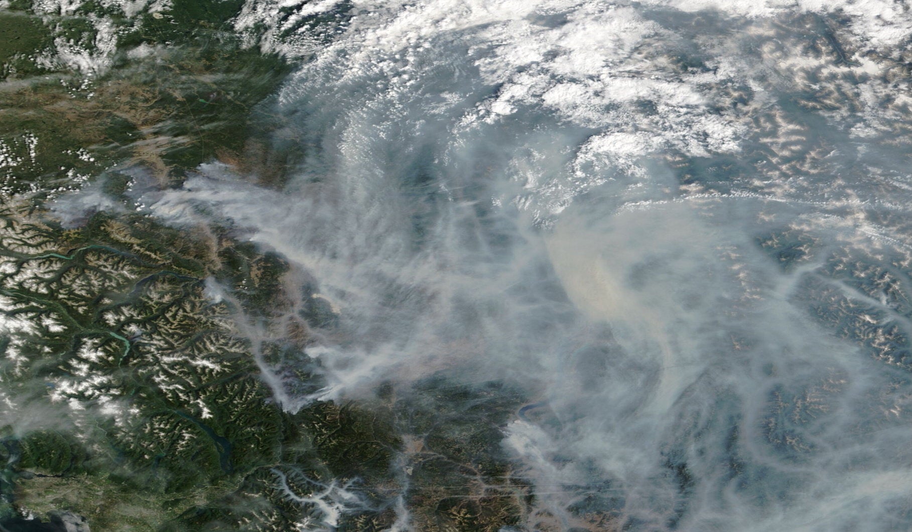 Una imagen satelital muestra el humo de los incendios forestales en Columbia Británica, Canadá, el 9 de agosto