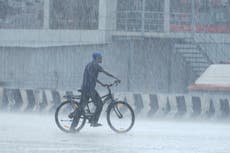 Los muertos por inundaciones en la región india de Assam llegan a 100