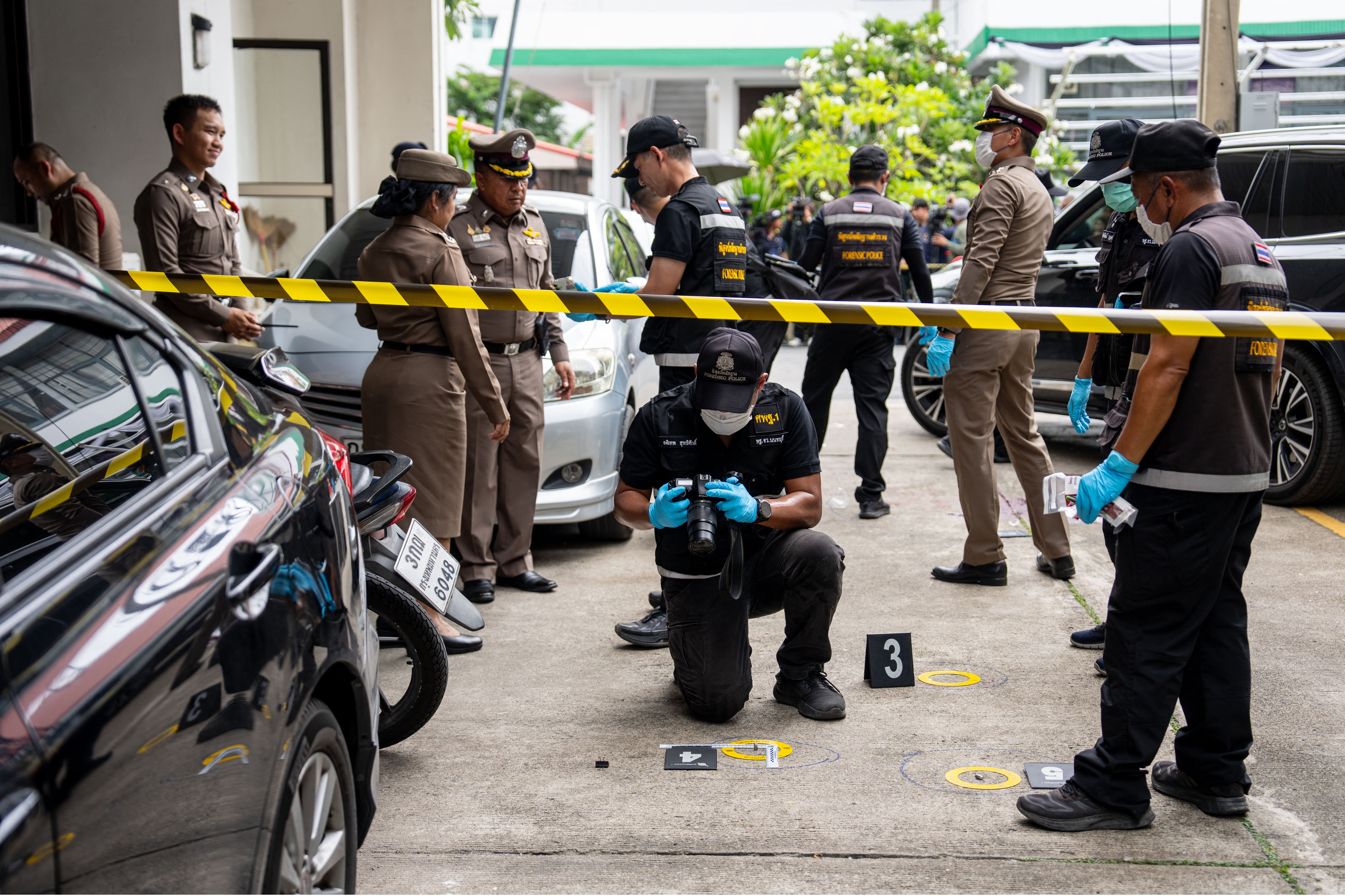 Agentes de la policía forense recaban pruebas en las oficinas de la Organización Administrativa Provincial de Nonthaburi, al norte de Bangkok