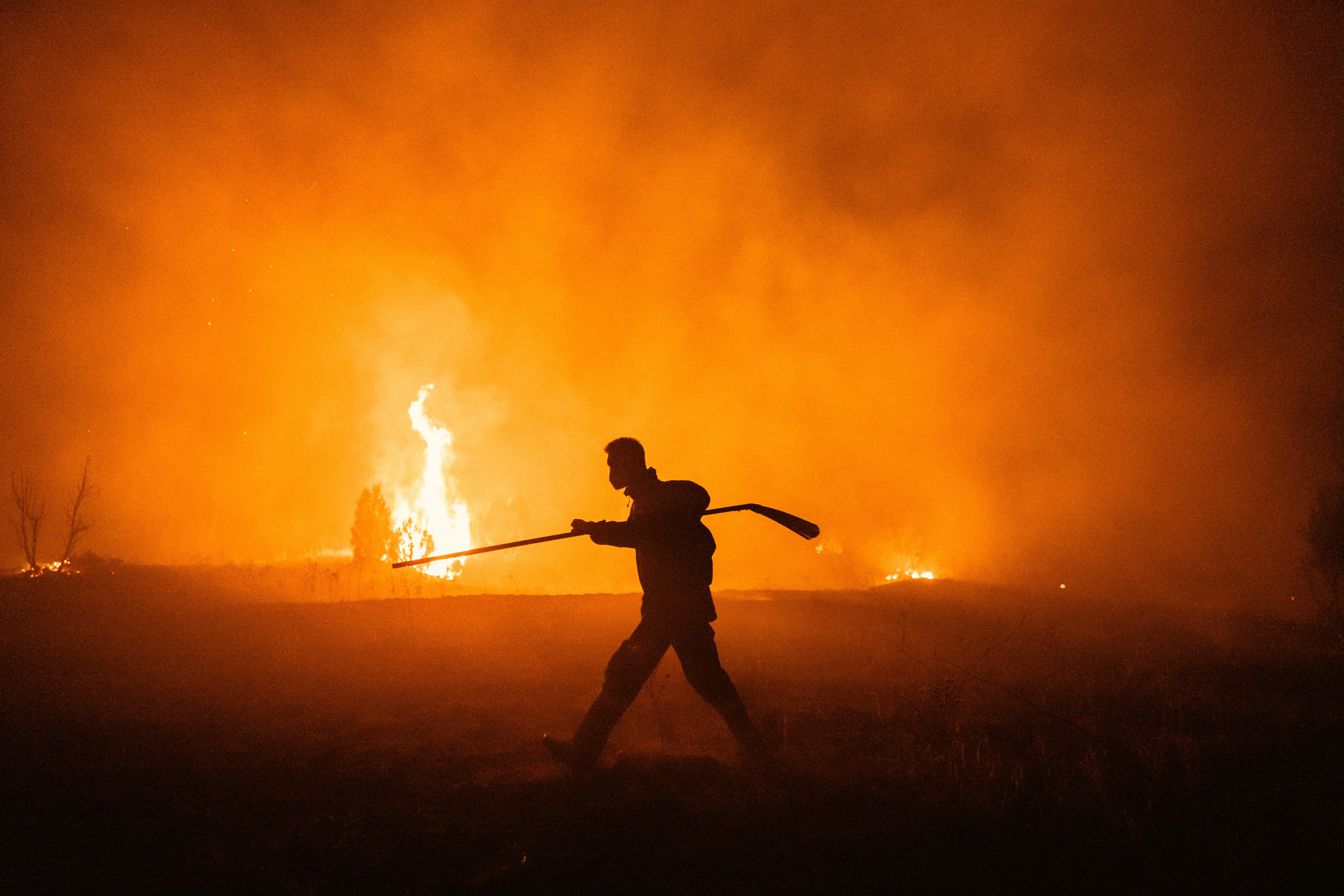 Un bombero lucha contra un incendio forestal en Arena de Deliblato, cerca del pueblo de Dubovac, a unos 70 km al noreste de Belgrado, Serbia