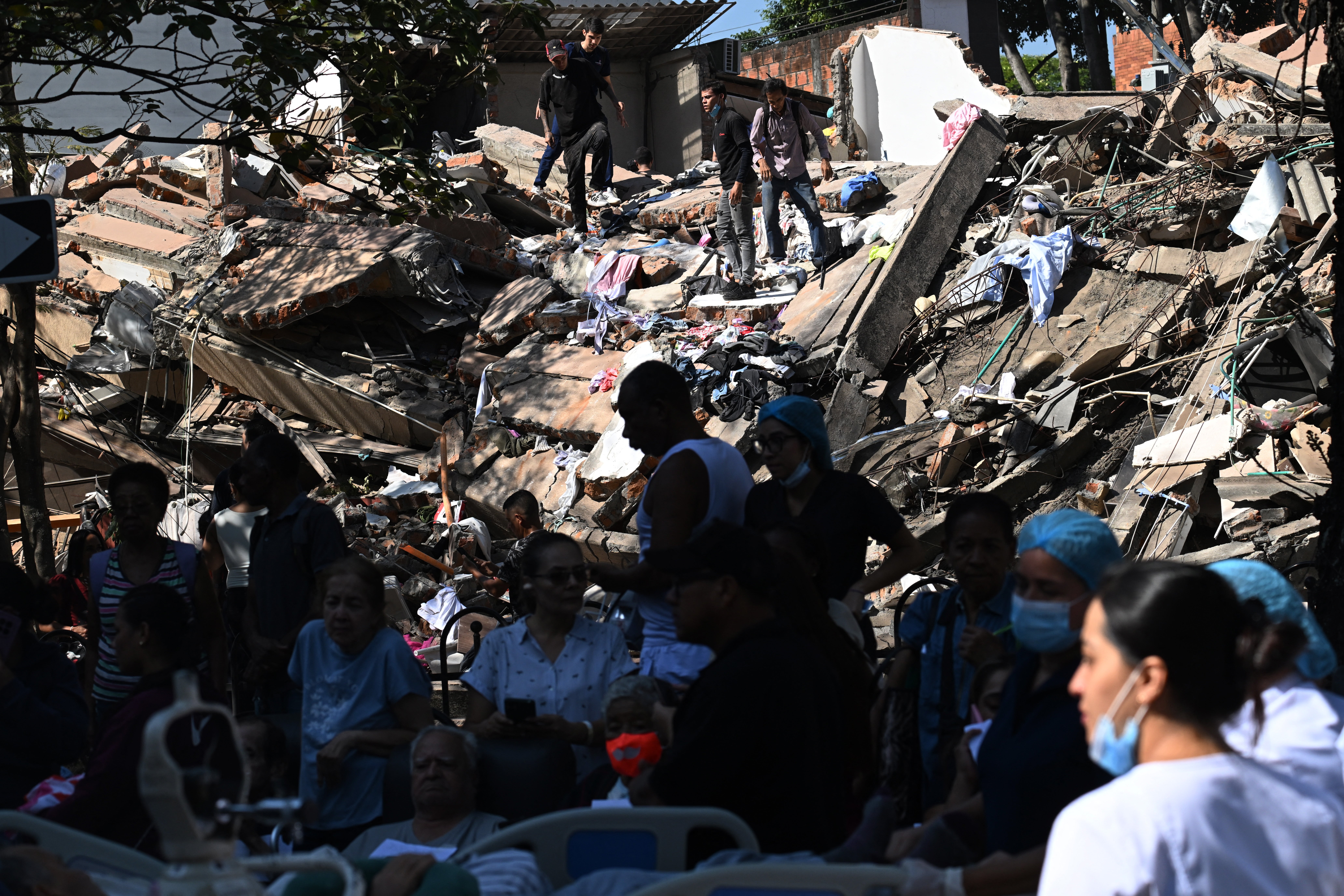 La gente busca supervivientes entre los escombros de un edificio derrumbado tras el terremoto que sacudió Cali