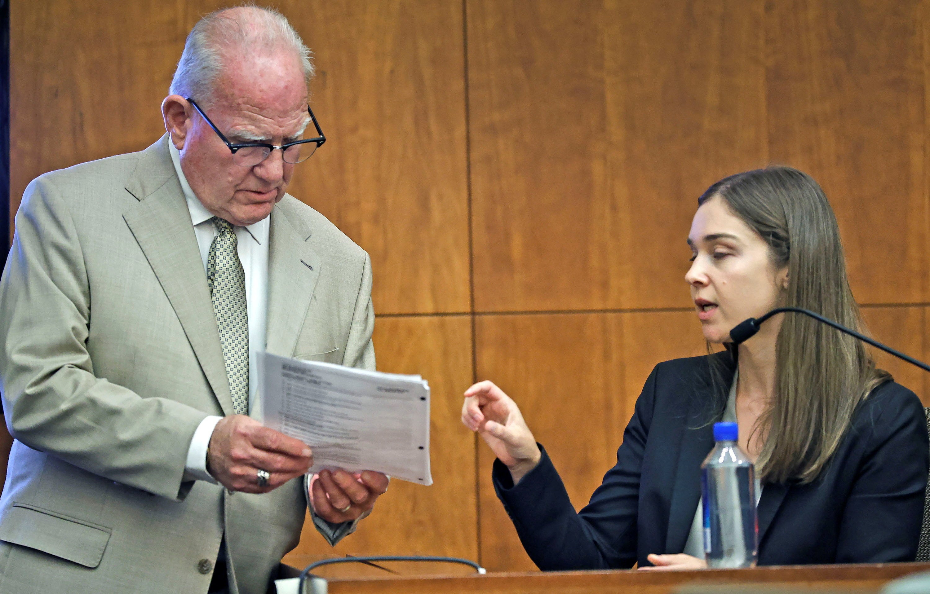 El abogado de la defensa Kevin Reddington interroga a la psiquiatra Jennifer Tufts