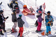 Miles de turistas africanos de esquí invernal llegan al nevado Lesoto