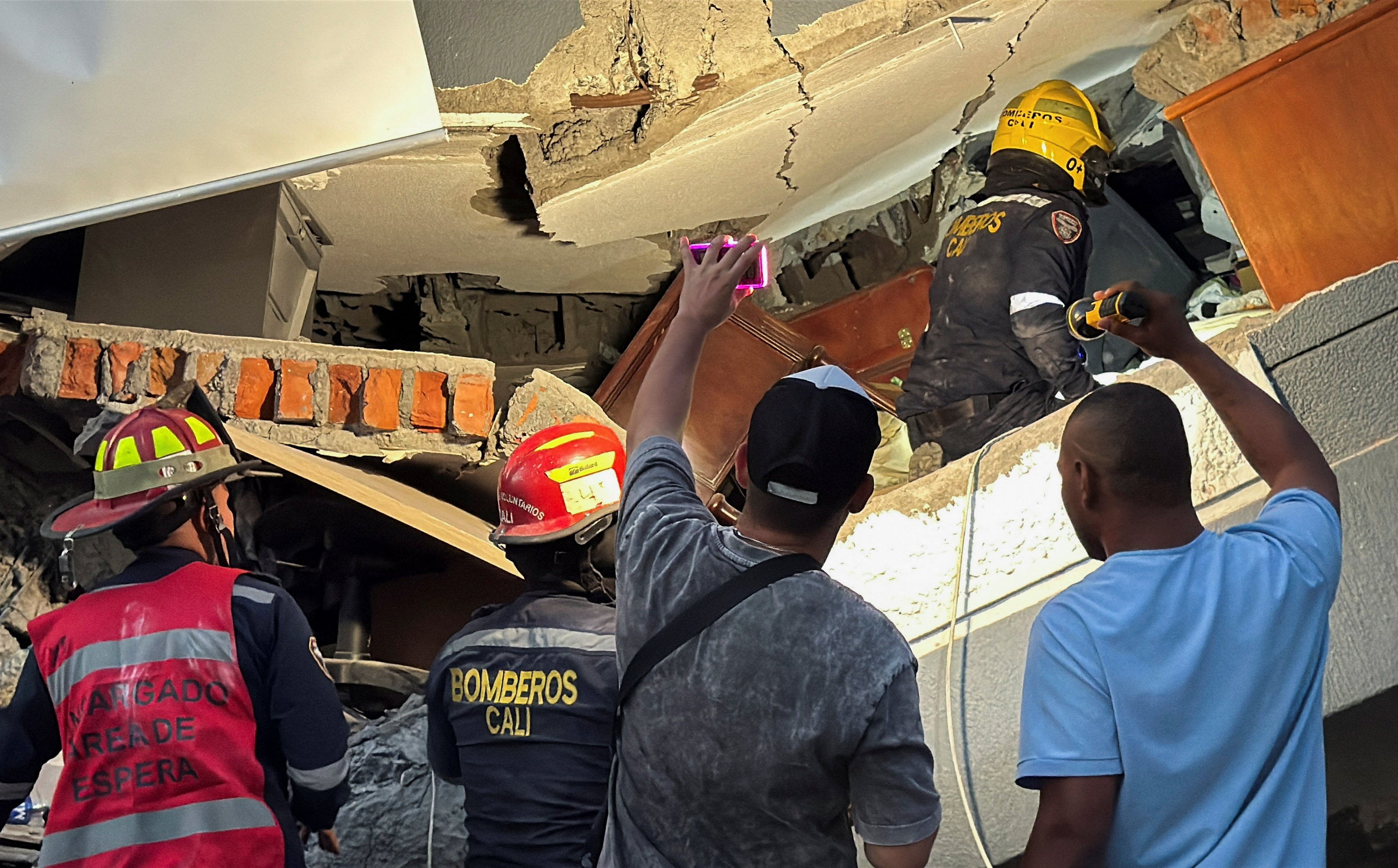 <p>El personal de emergencia excava entre los escombros tras un terremoto en Colombia</p>