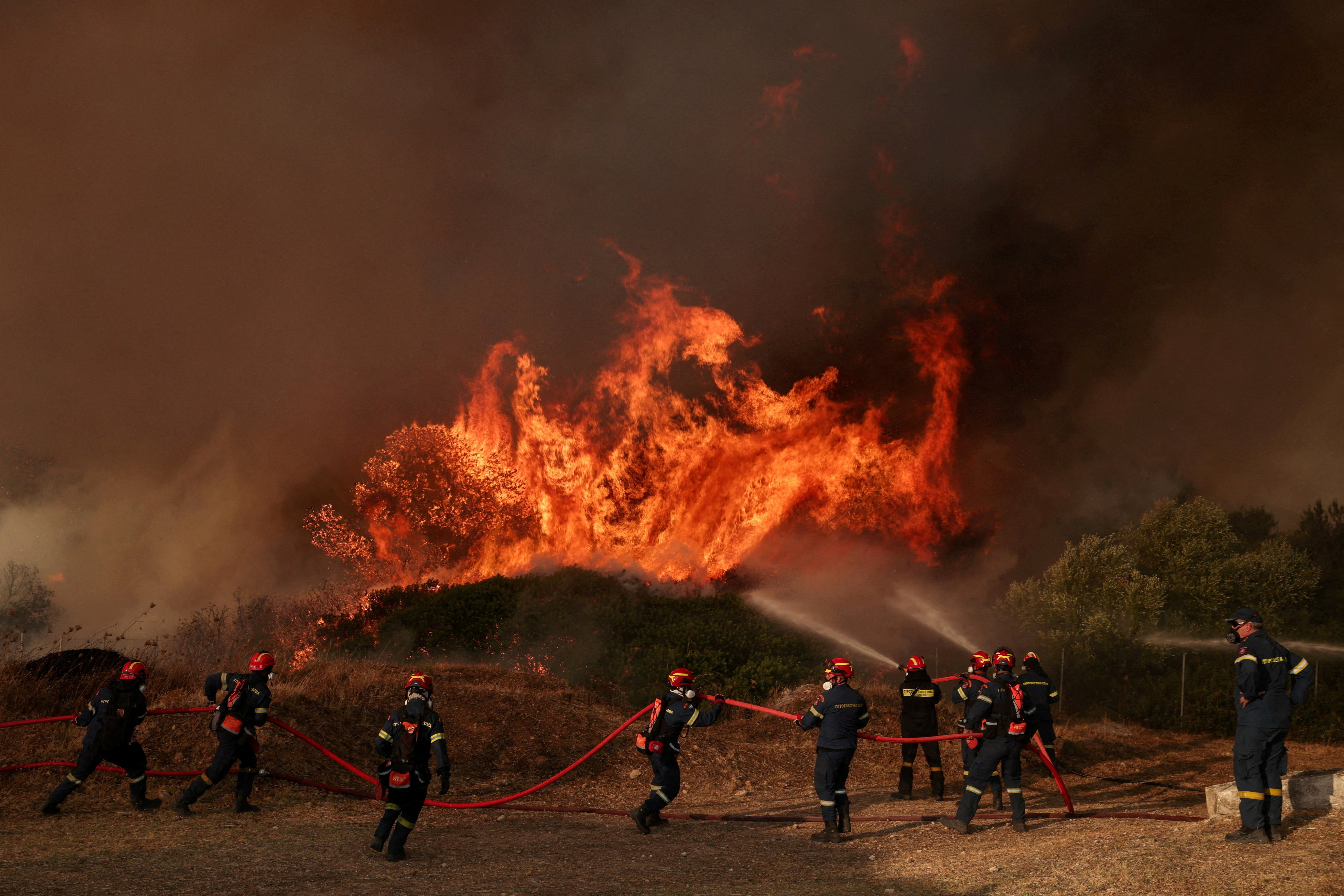 Bomberos combatieron durante cinco días un incendio forestal en el oeste de Ática, cerca de Atenas