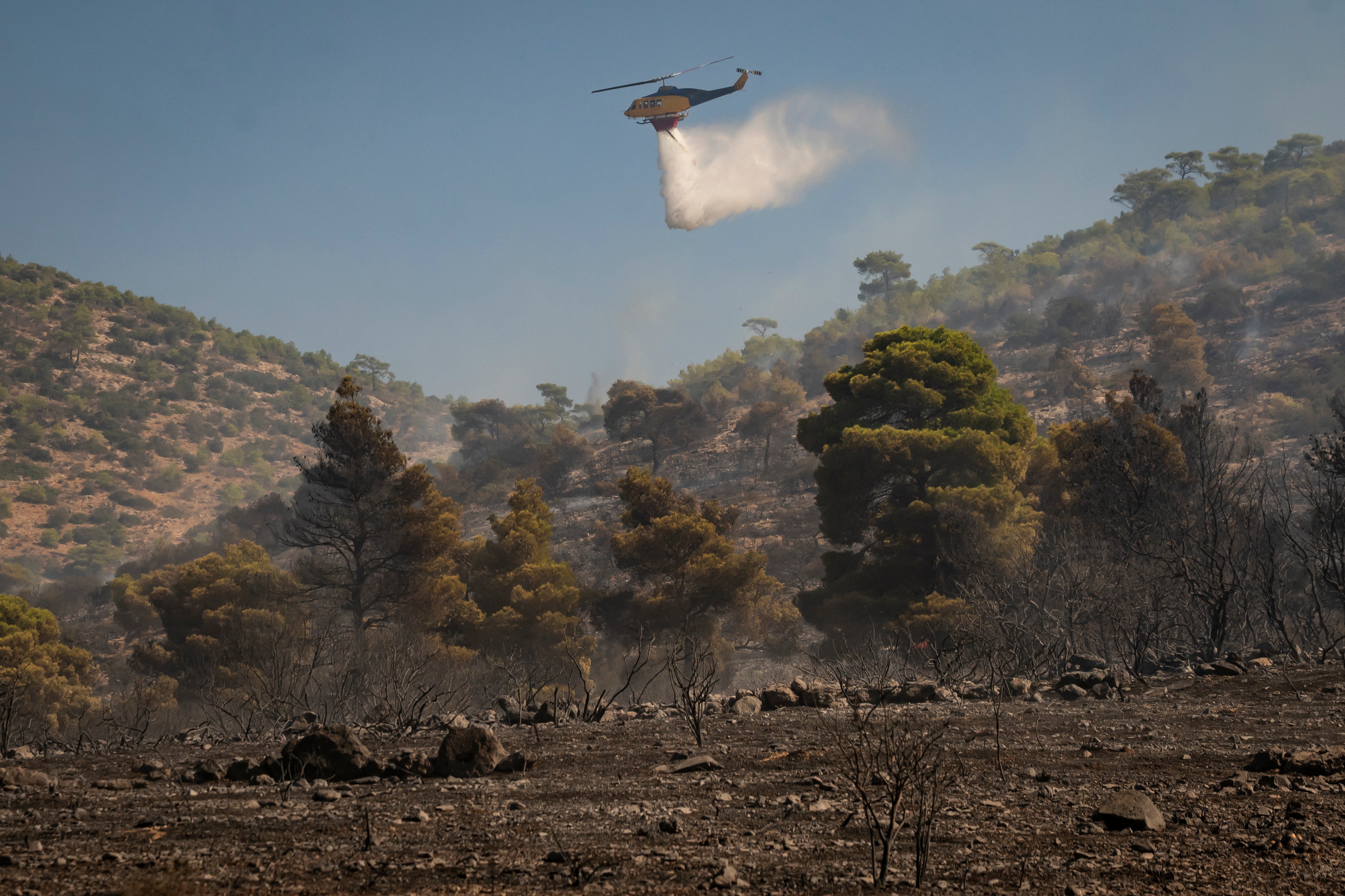 Helicópteros Bell combaten los incendios forestales en distintas zonas de Grecia