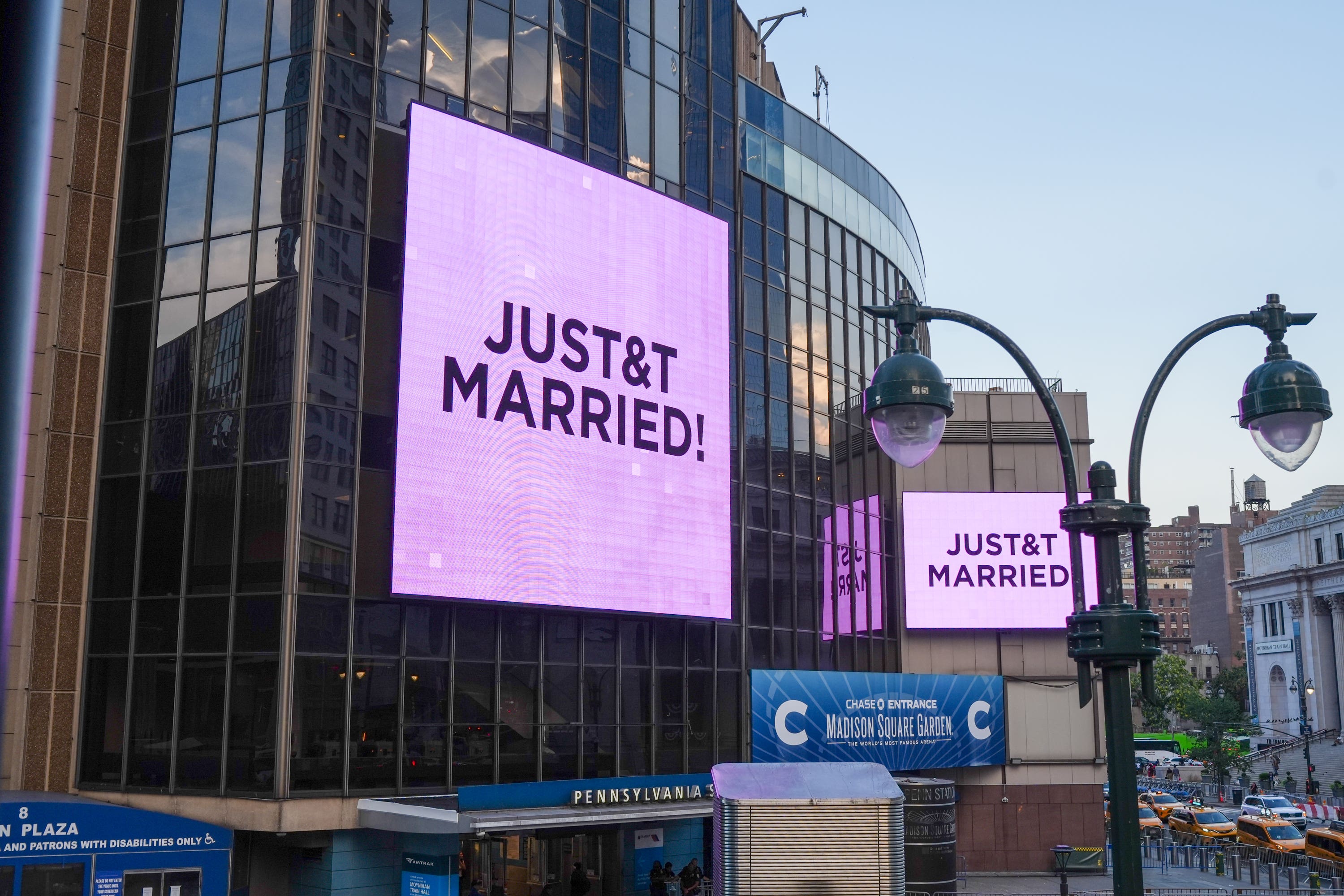 Una valla publicitaria instalada a la entrada del recinto mostraba el mensaje “JUST&T MARRIED” tras la ceremonia