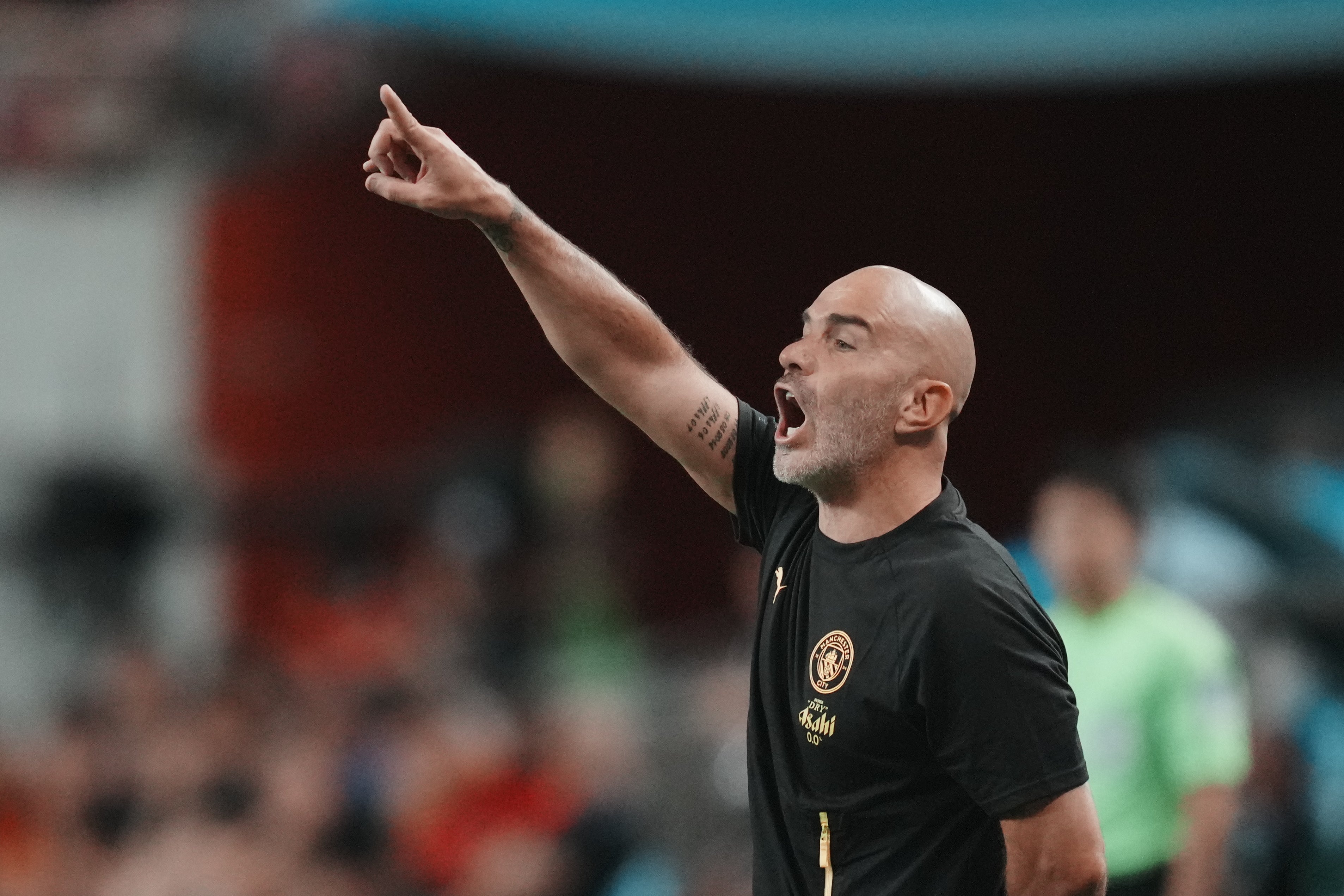 A Maresca le gusta hablar con su capitán mientras celebra los goles