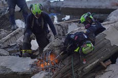Colombia busca a desaparecidos tras un fuerte terremoto que mató a más de 100 personas