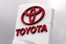 Toyota retira 655.000 Camrys por error en pantalla que puede desactivar indicadores