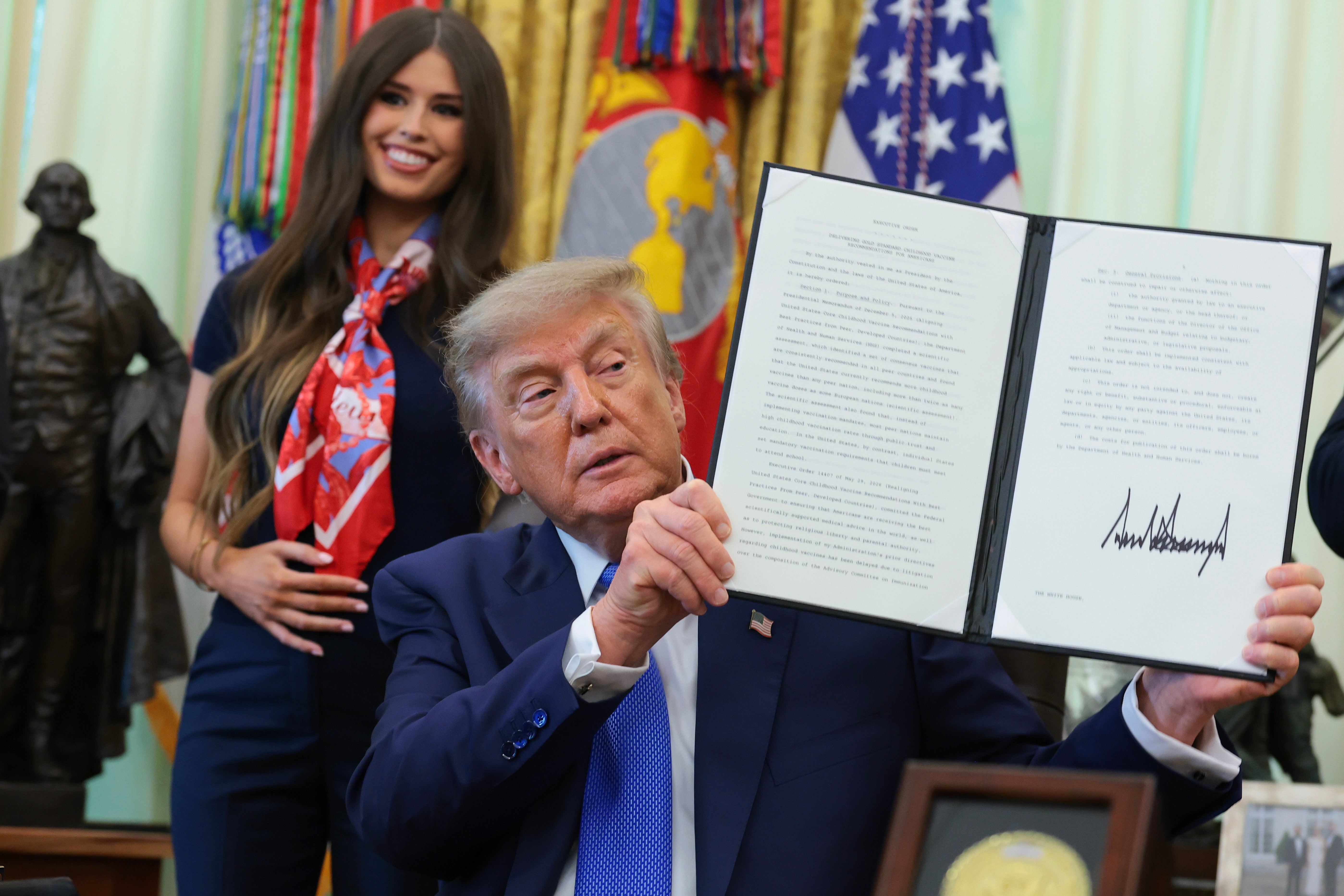 Mujer que asentía detrás de Trump explica por qué se tocaba el estómago