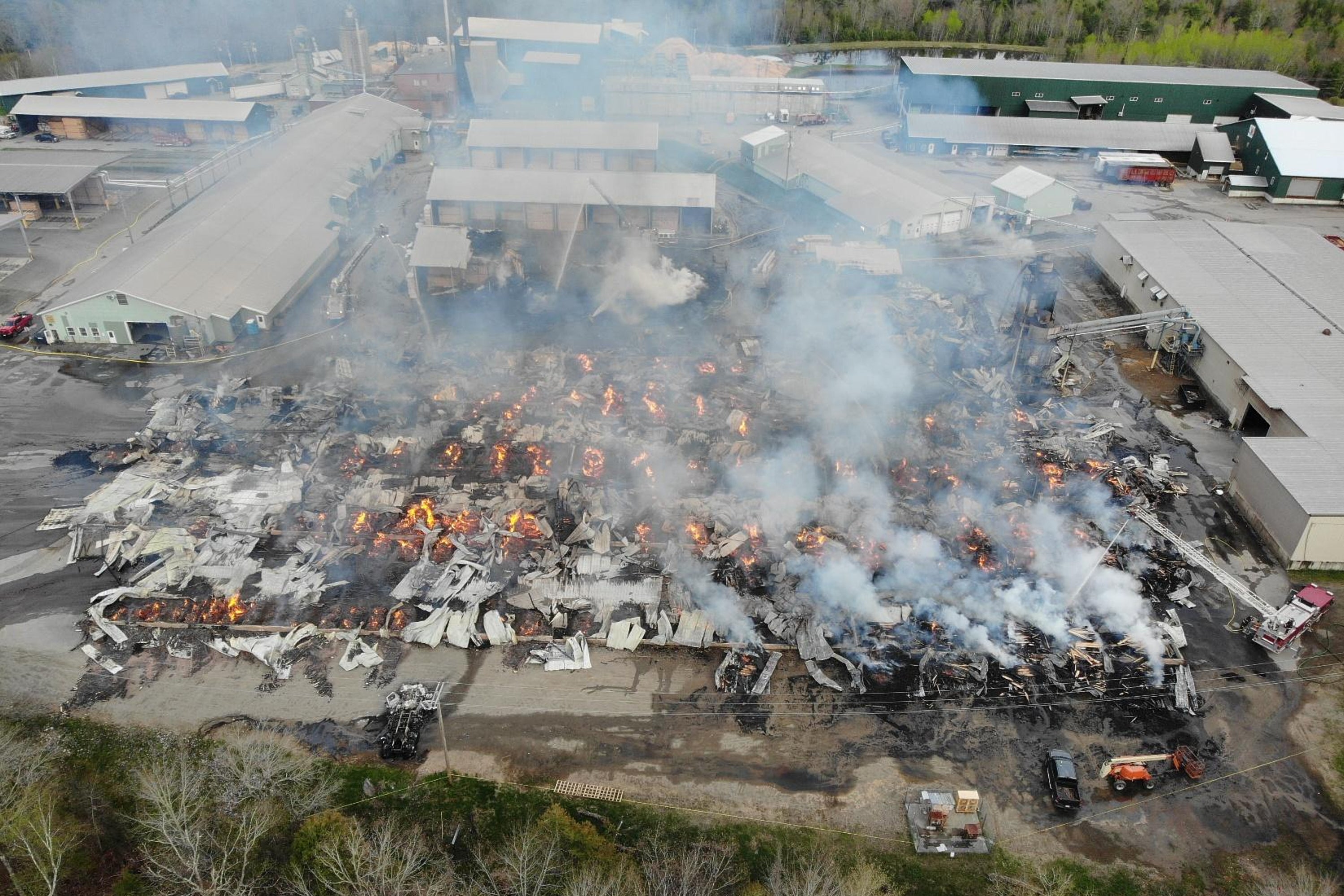 Bomberos inadvertidamente agravaron incendio en aserradero en Maine, dice informe