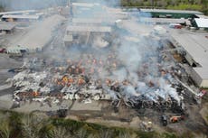Bomberos inadvertidamente agravaron incendio en aserradero en Maine, dice informe