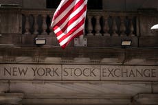 Wall Street baja ligeramente y se aleja de récords mientras el petróleo sigue oscilando
