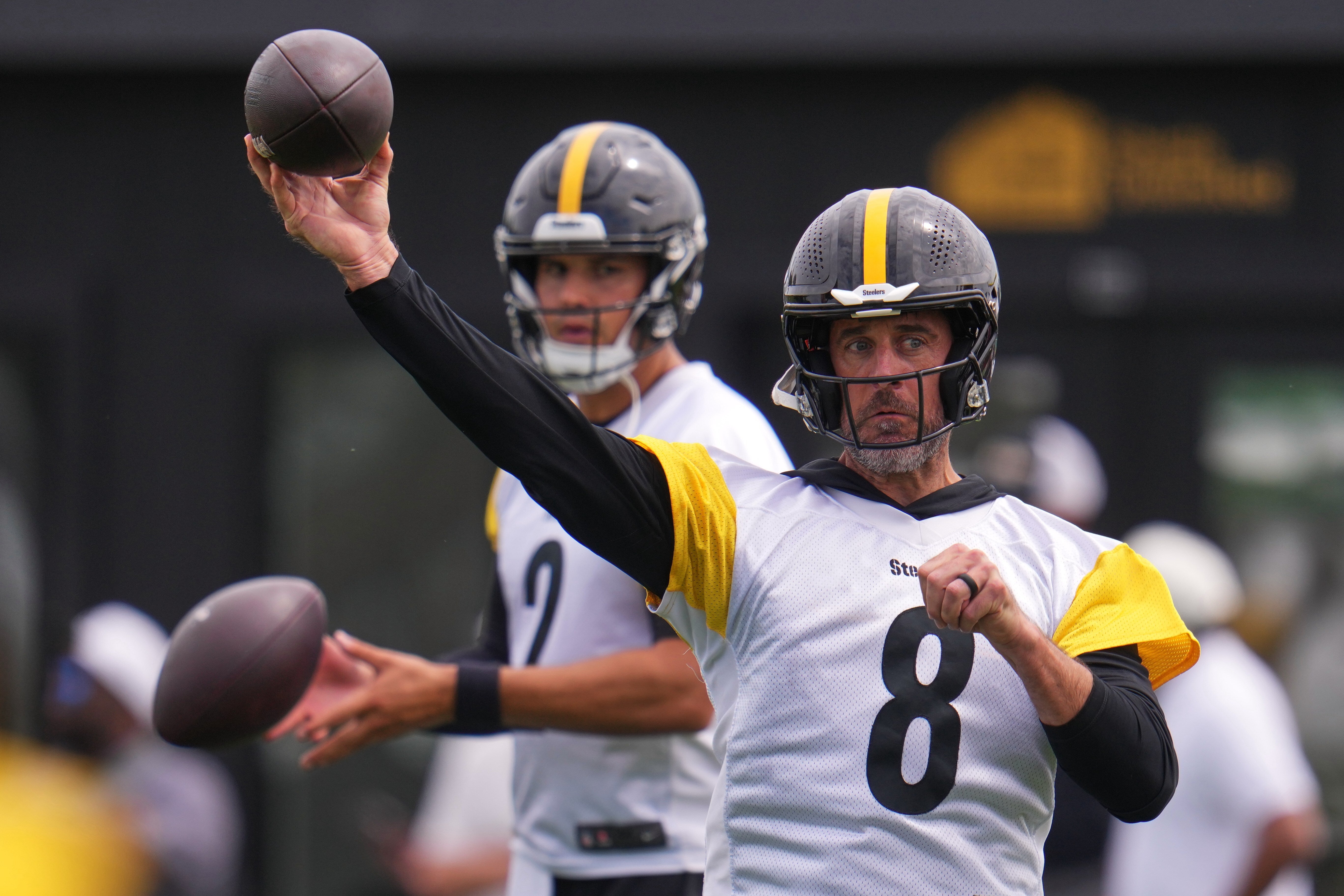 Aaron Rodgers se enfoca en su último año, salvo cuando se trata de jugar en la pretemporada