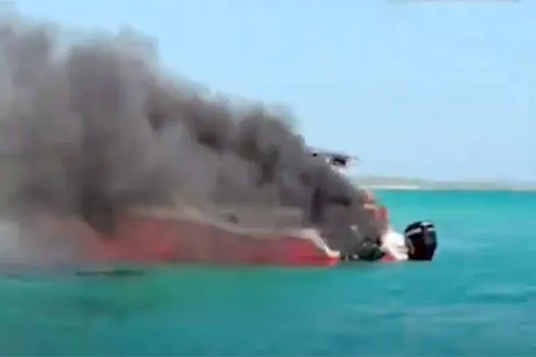 Las imágenes compartidas en las redes sociales muestran humo que sale de una embarcación y que, según se afirma, procede del lugar donde se produjo un incidente frente a la Isla Saona