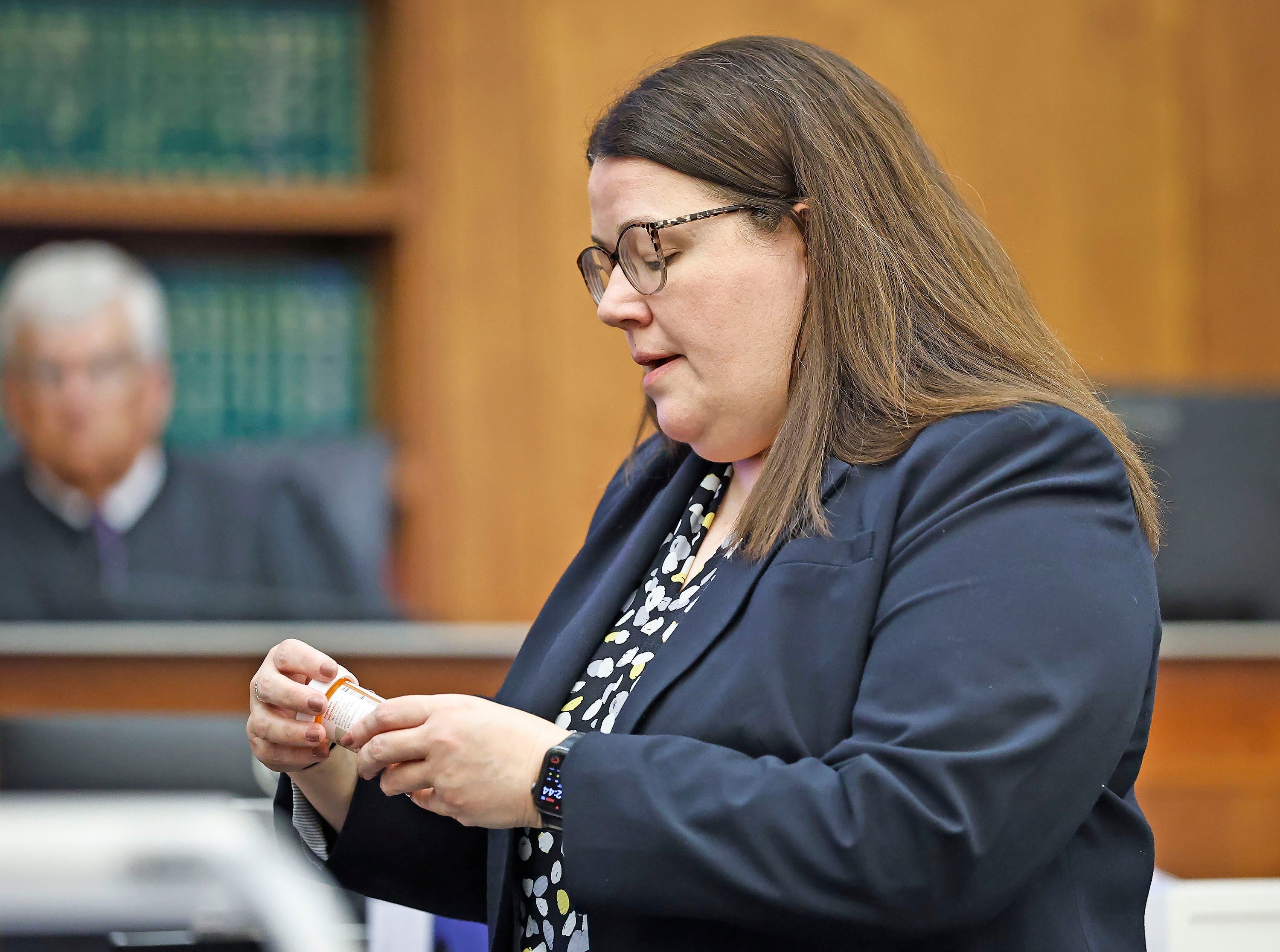 La fiscal Jennifer Sprague interroga a la Dra. Jennifer Tufts sobre el medicamento que se le recetó a Lindsay Clancy