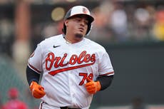 Receptor de Orioles Yohel Pozo recibe un golpe en una mano con el bate de Josh Bell y sale del juego