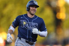 Walls conecta jonrones como ambidiestro por 2ª vez; Rays vencen a A's por 12-4