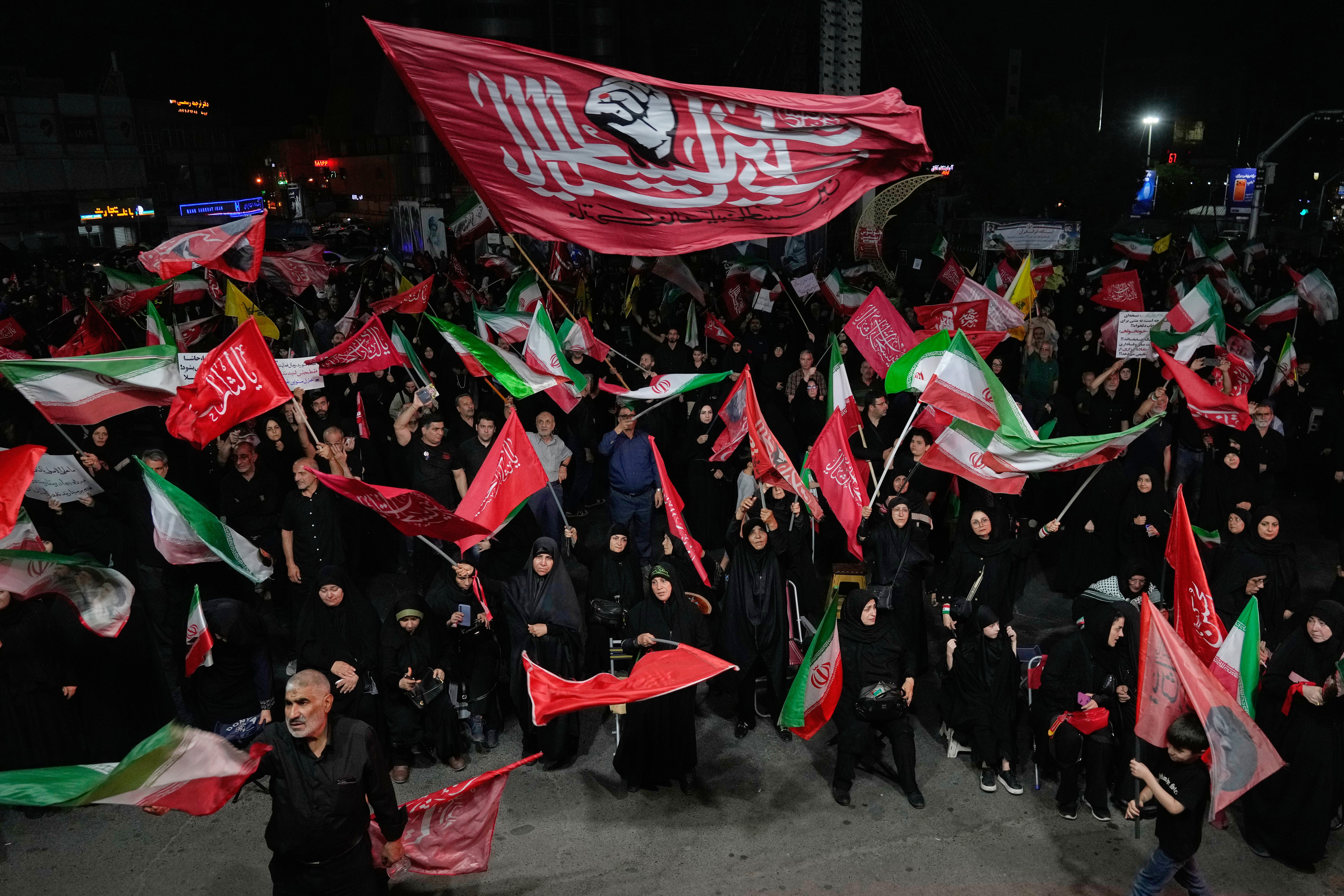 Manifestantes iraníes a favor del Gobierno ondean banderas en una concentración celebrada en una plaza de Teherán, Irán. EE. UU. e Israel parecían convencidos de que los ataques provocarían un cambio de régimen