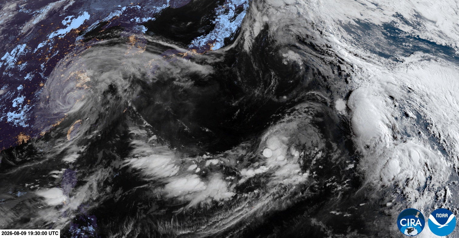 Una imagen satelital muestra al tifón Dolphin mientras avanzaba por el mar de Filipinas antes de tocar tierra en China