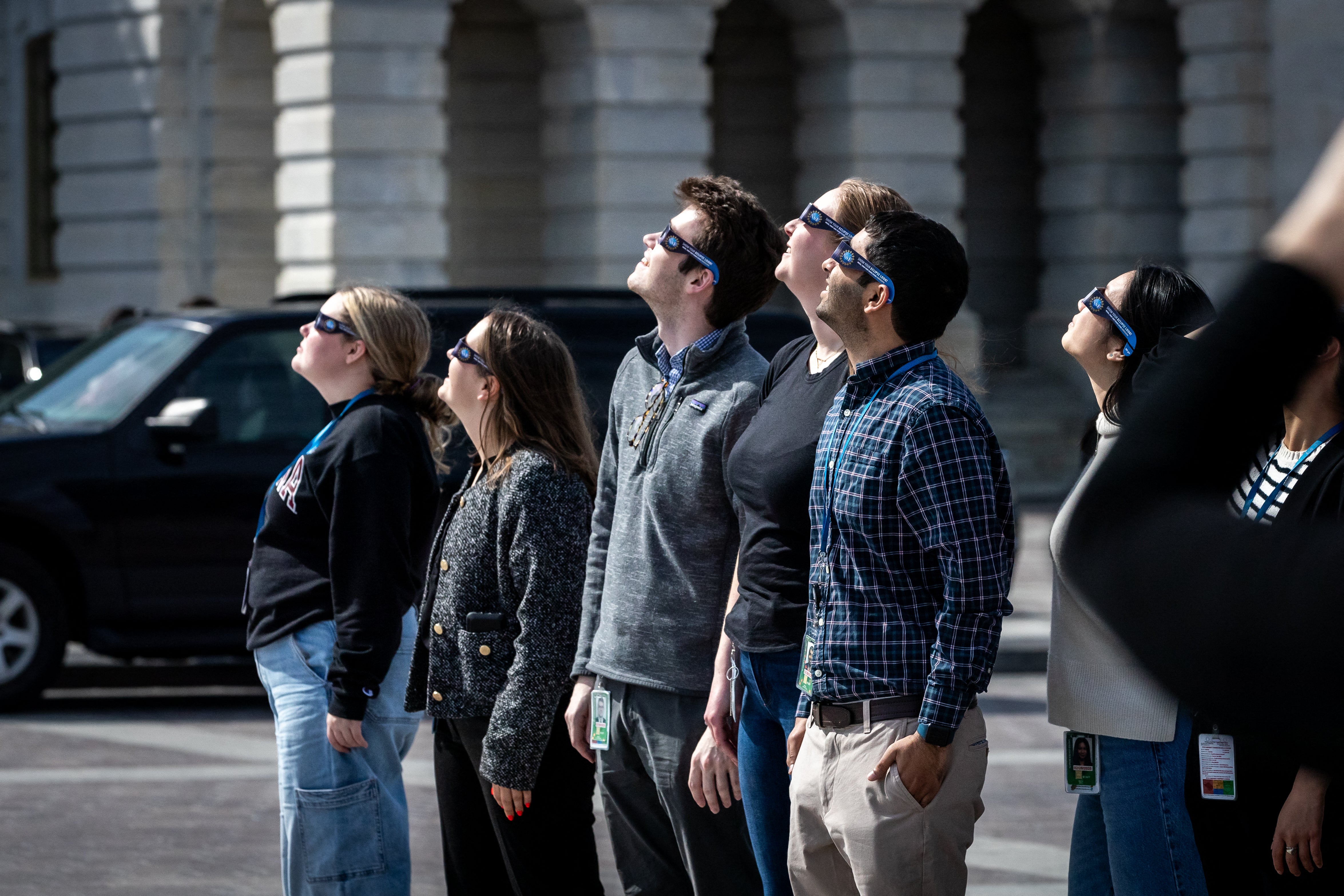 Empleados del Congreso observan un eclipse solar en Washington D. C. en abril de 2024. Este miércoles se espera un eclipse parcial en los estados del norte de EE. UU.