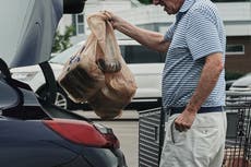 Reducción de precios de gasolina desaceleró inflación el mes pasado, aunque costos siguen elevados