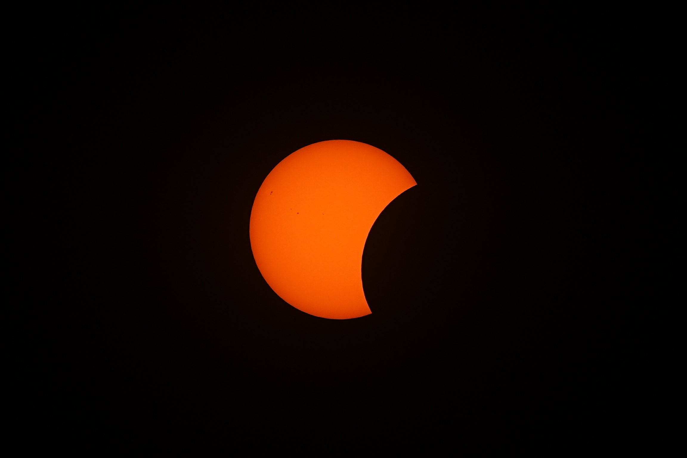 La Luna pasa entre la Tierra y el Sol a las 6:38 p. m., al inicio del eclipse solar, visto desde King's Stairs Gardens en Bermondsey, al sur de Londres