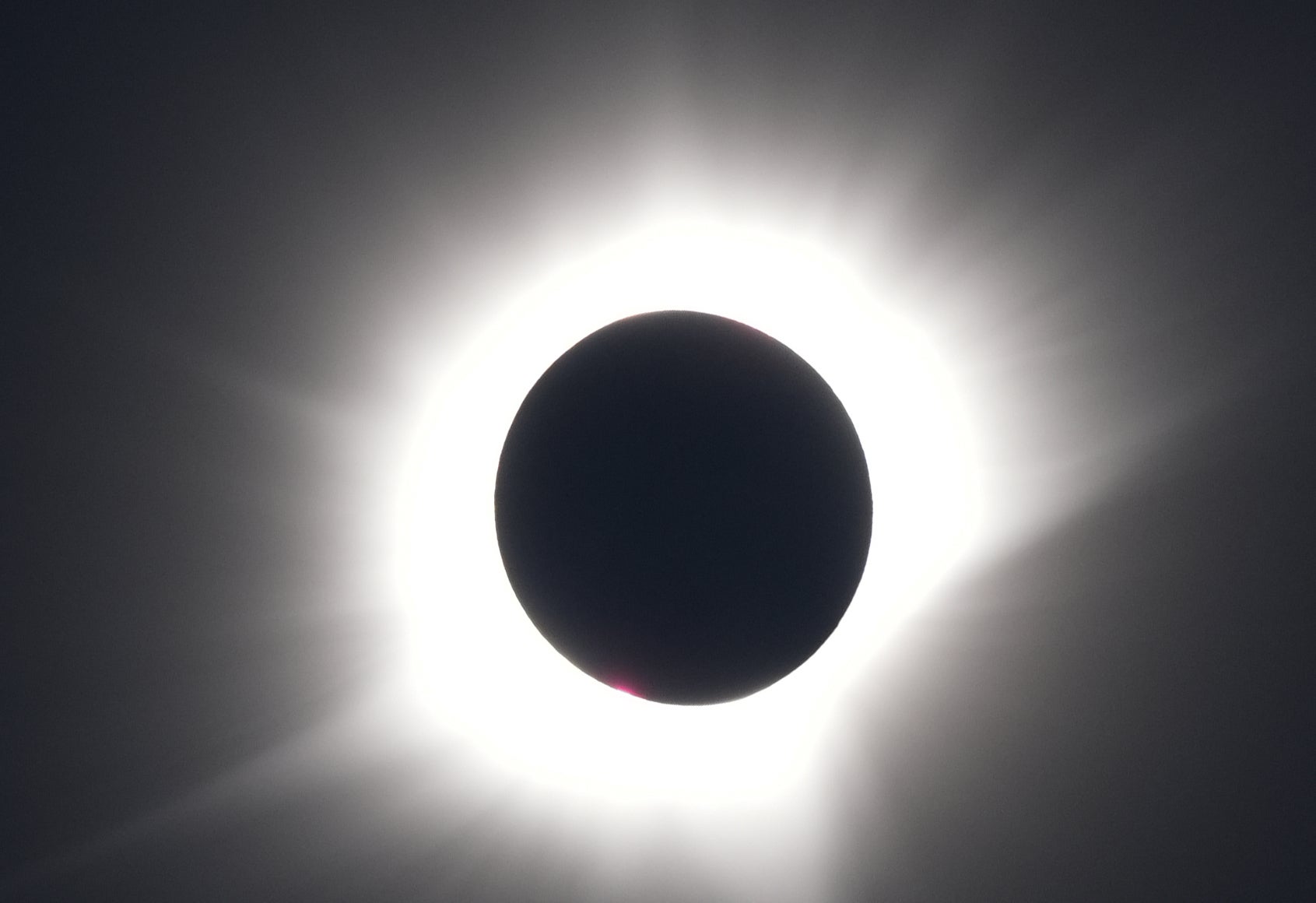 Una vista del eclipse total desde el crucero ‘Ambition’ de la línea Ambassador, frente a la costa de Groenlandia